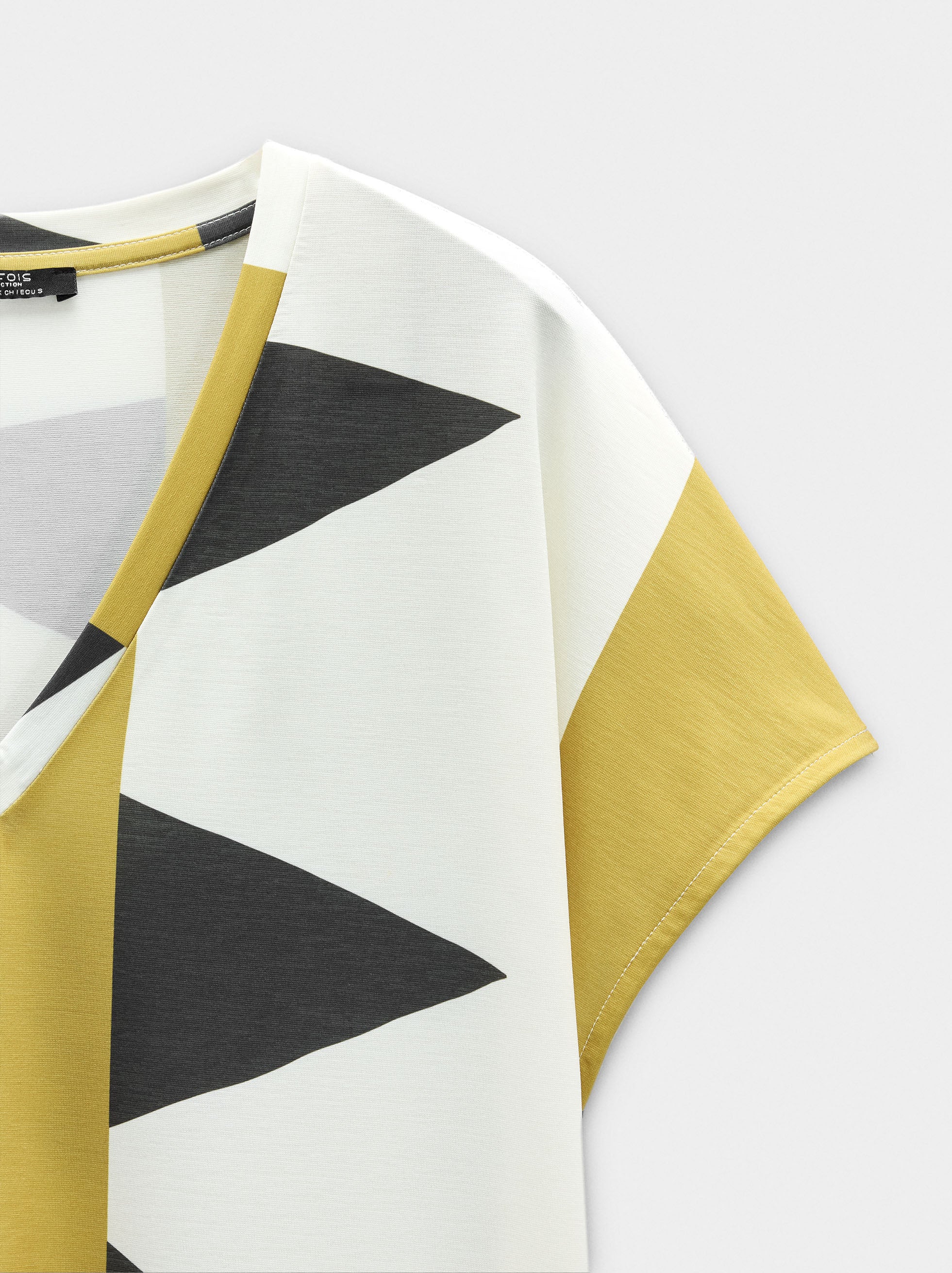 Camiseta Estampada Con Escote En Pico