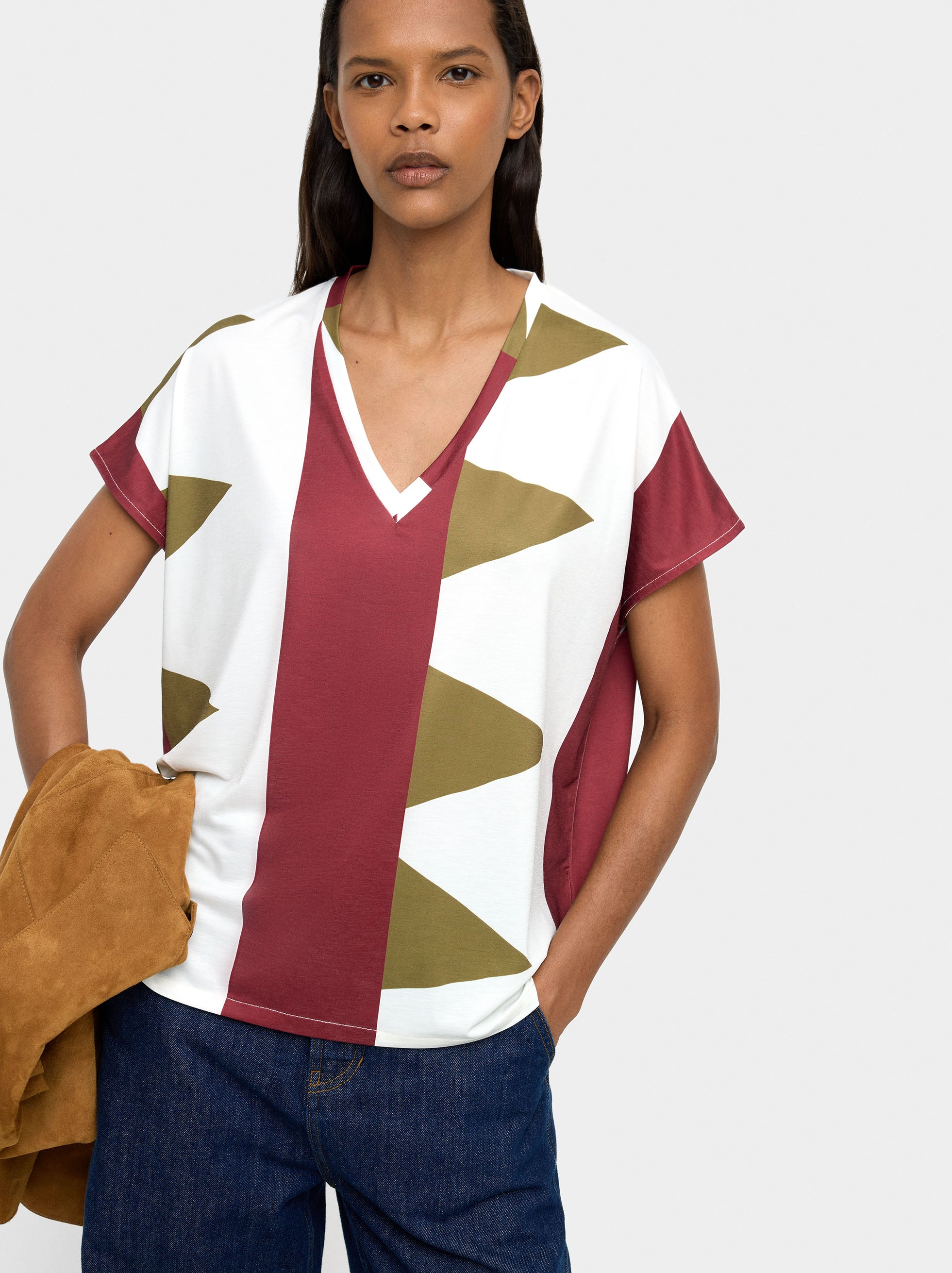 Camiseta Estampada Con Escote En Pico