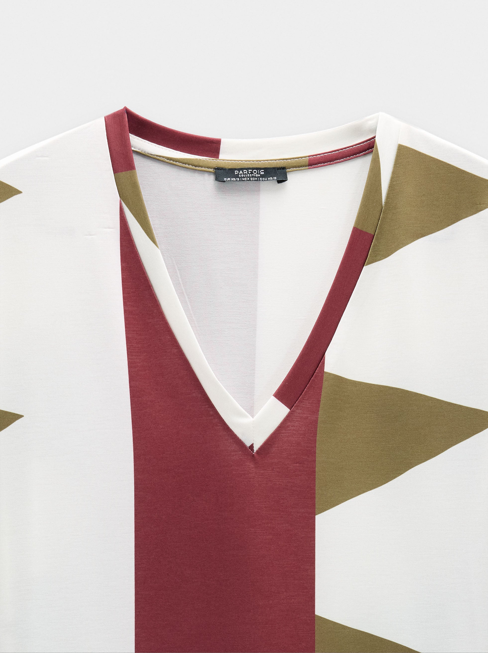 Camiseta Estampada Con Escote En Pico