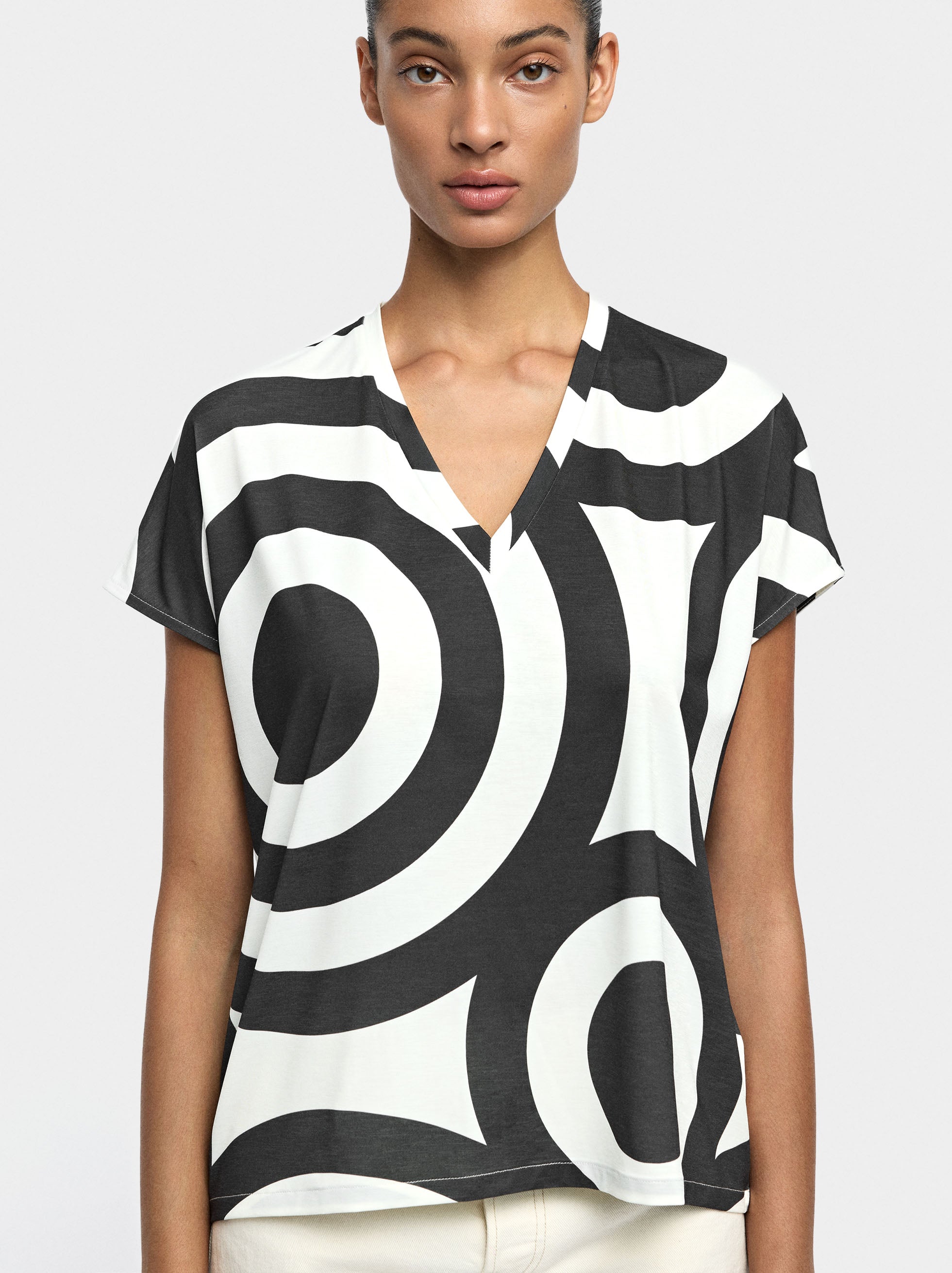 Camiseta Estampada Con Escote En Pico