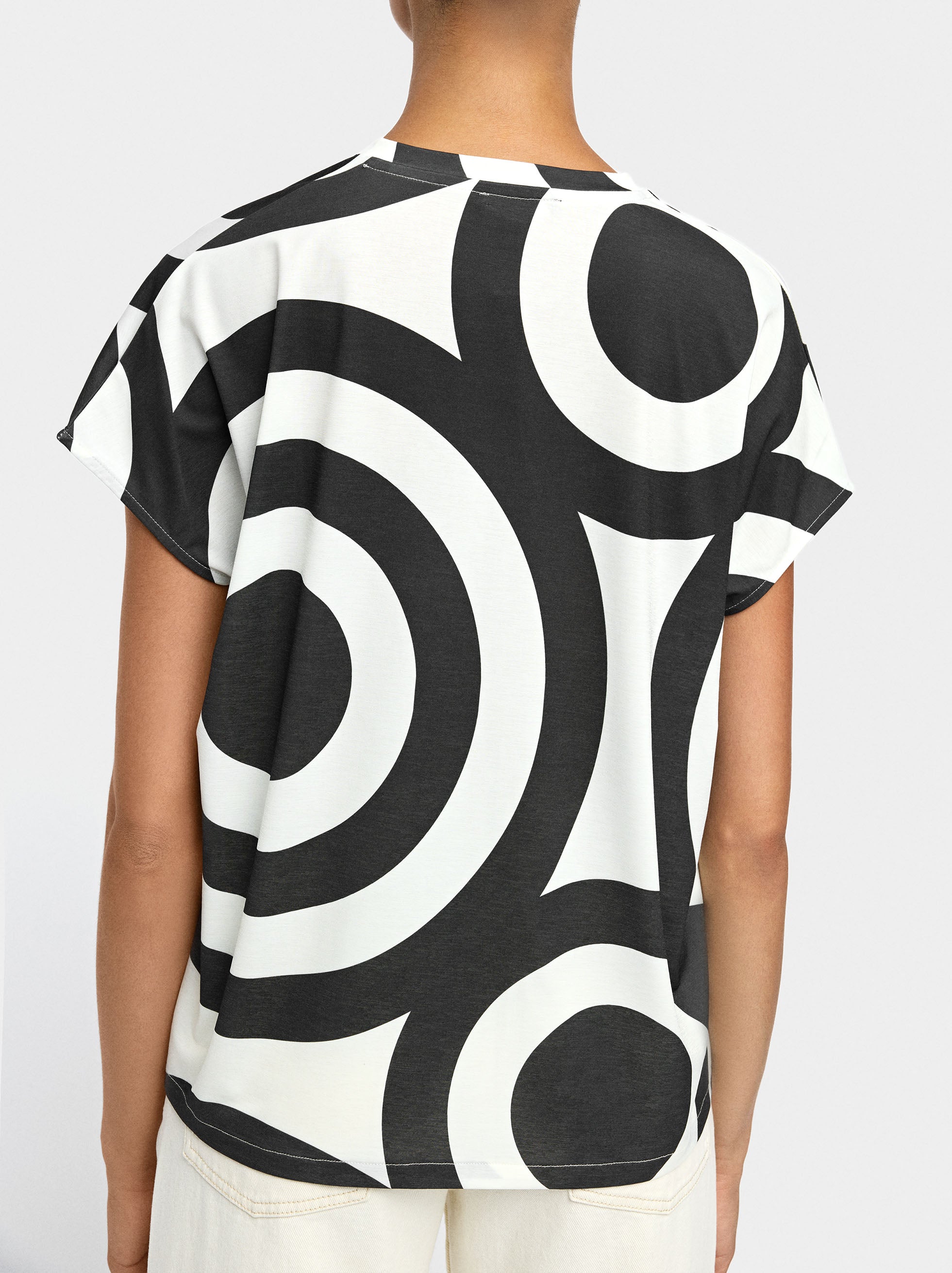 Camiseta Estampada Con Escote En Pico
