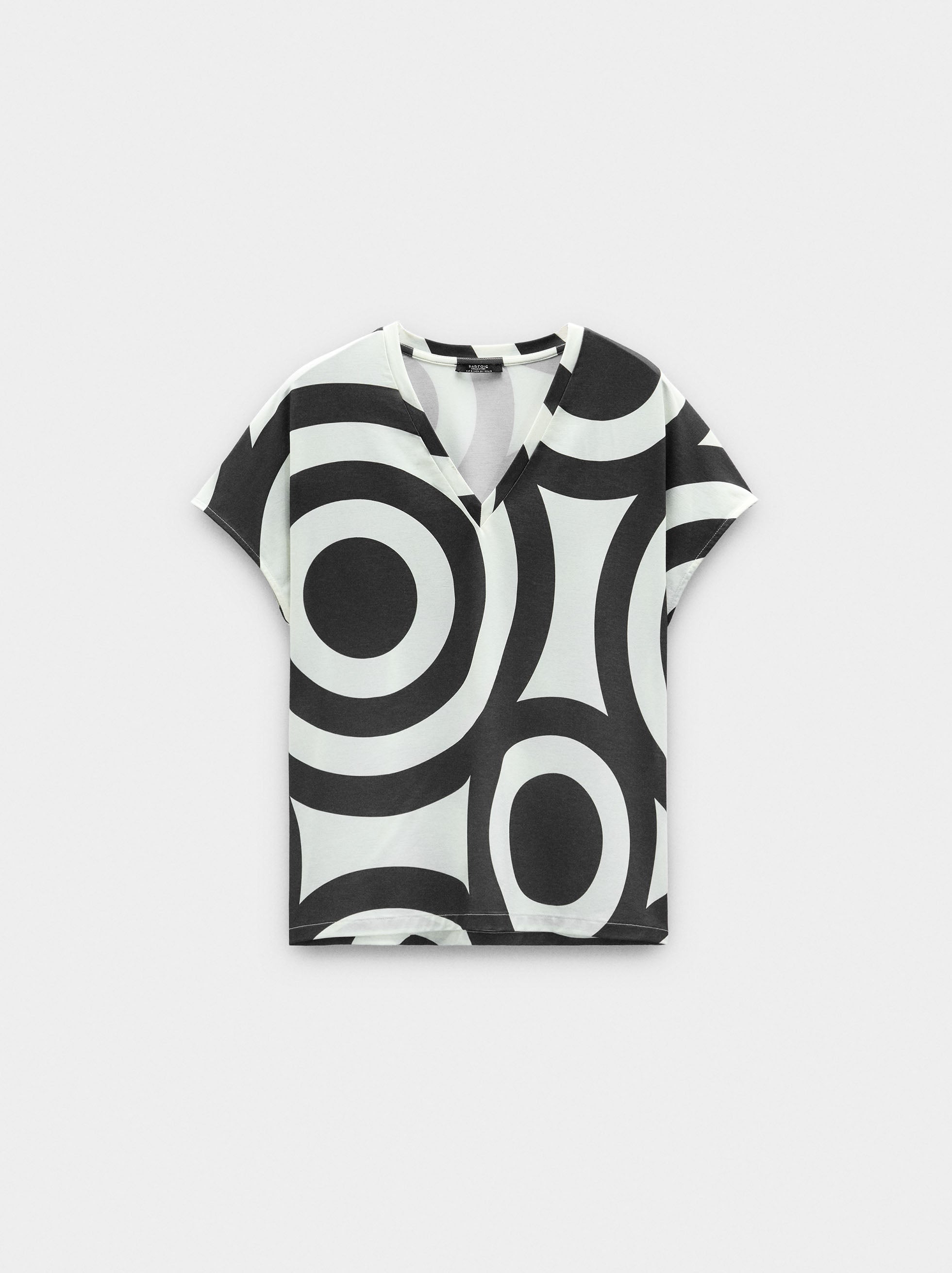 Camiseta Estampada Con Escote En Pico