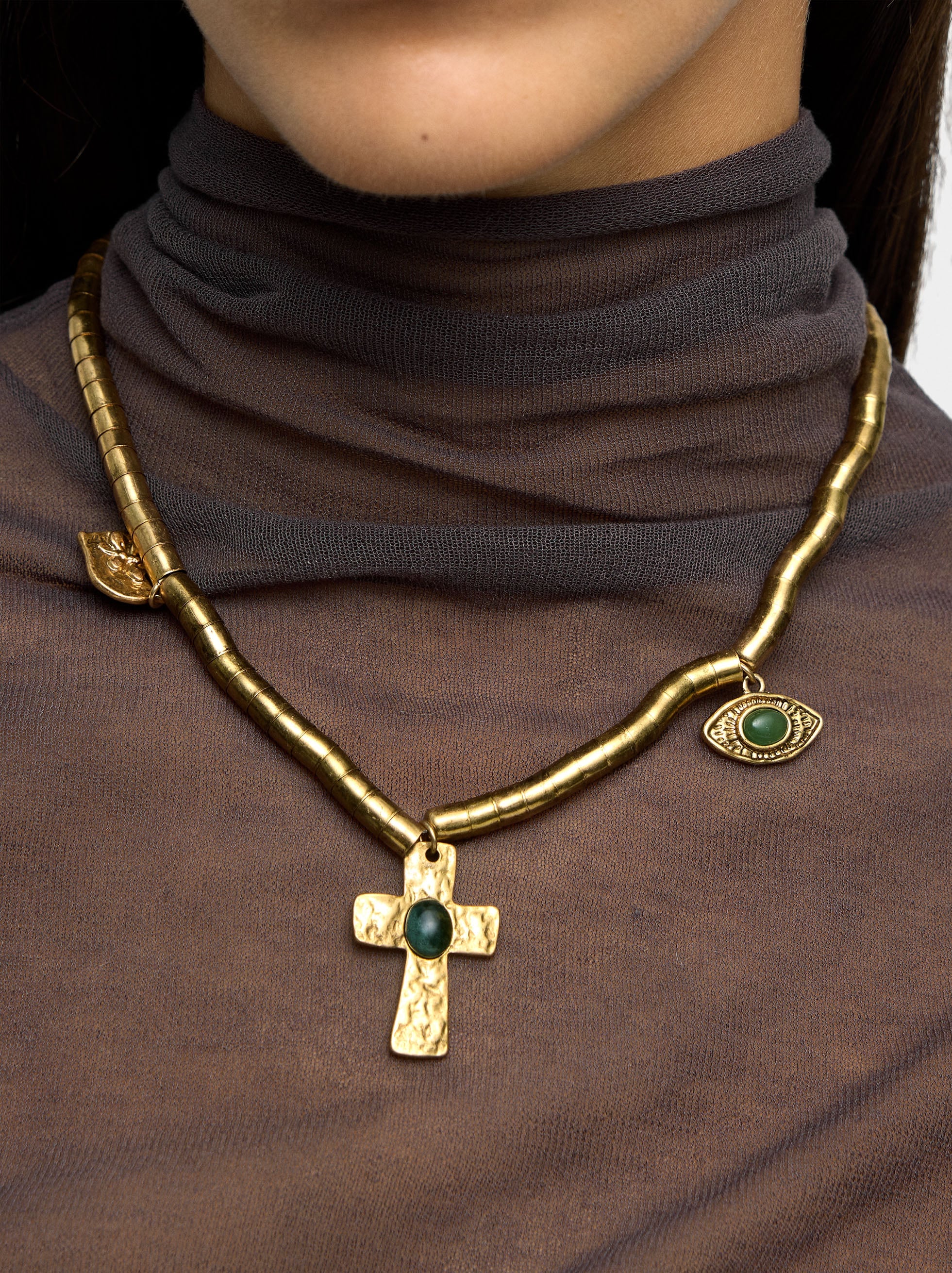Collar Corto Con Colgantes De Piedras