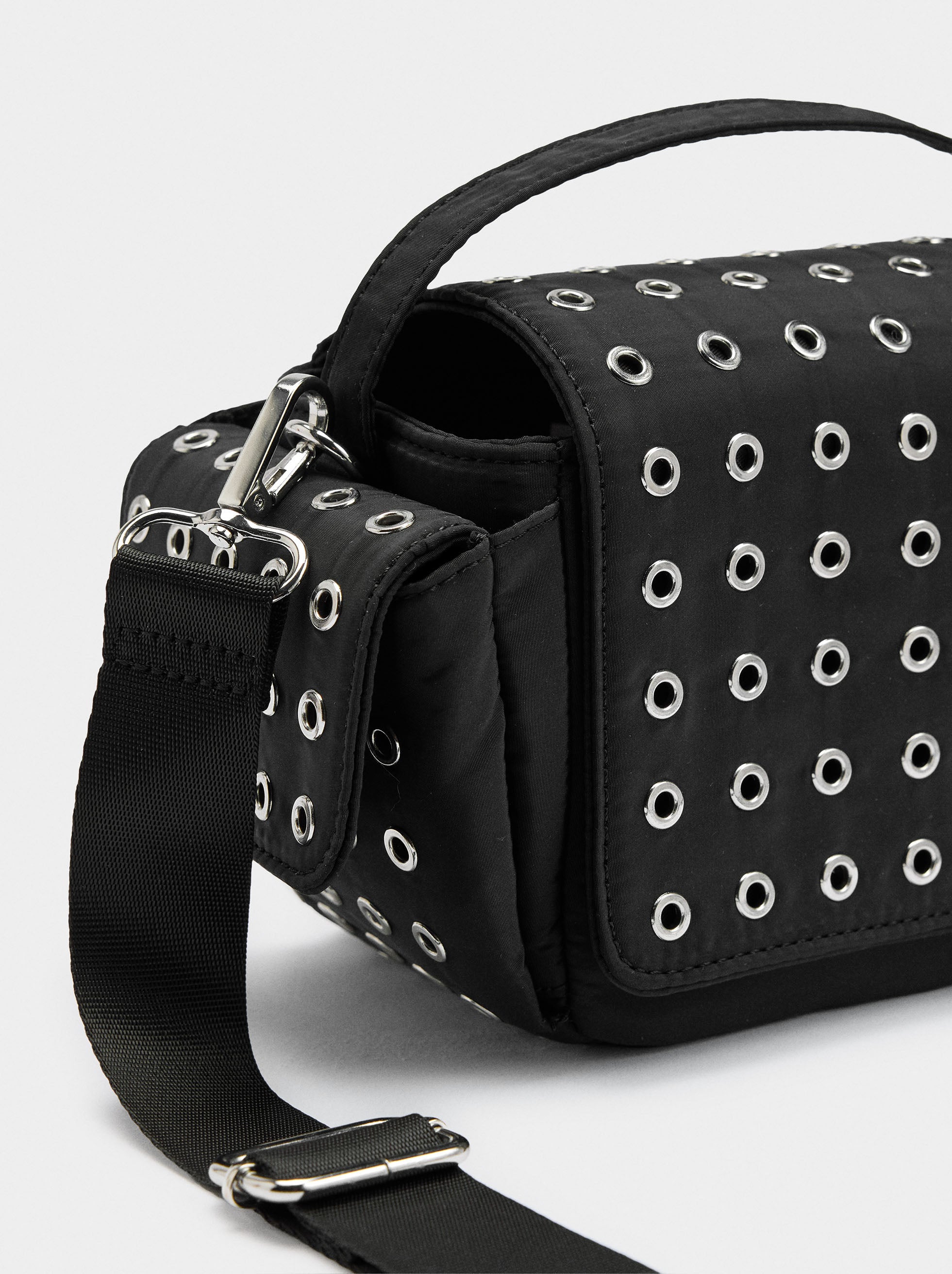 Bolso Bandolera De Nylon Con Tachuelas