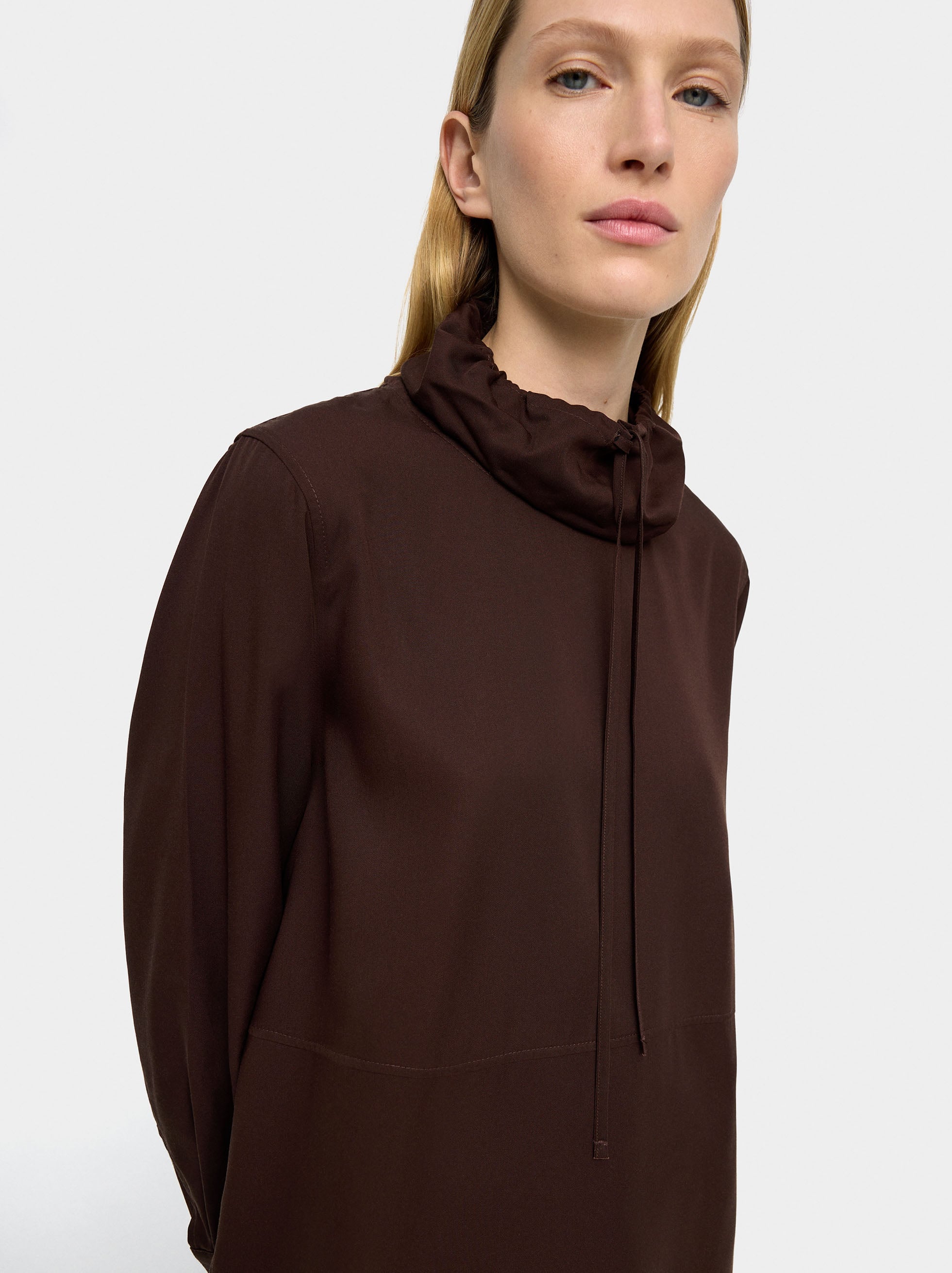 Blusa De Cuello Alto Con Cordón