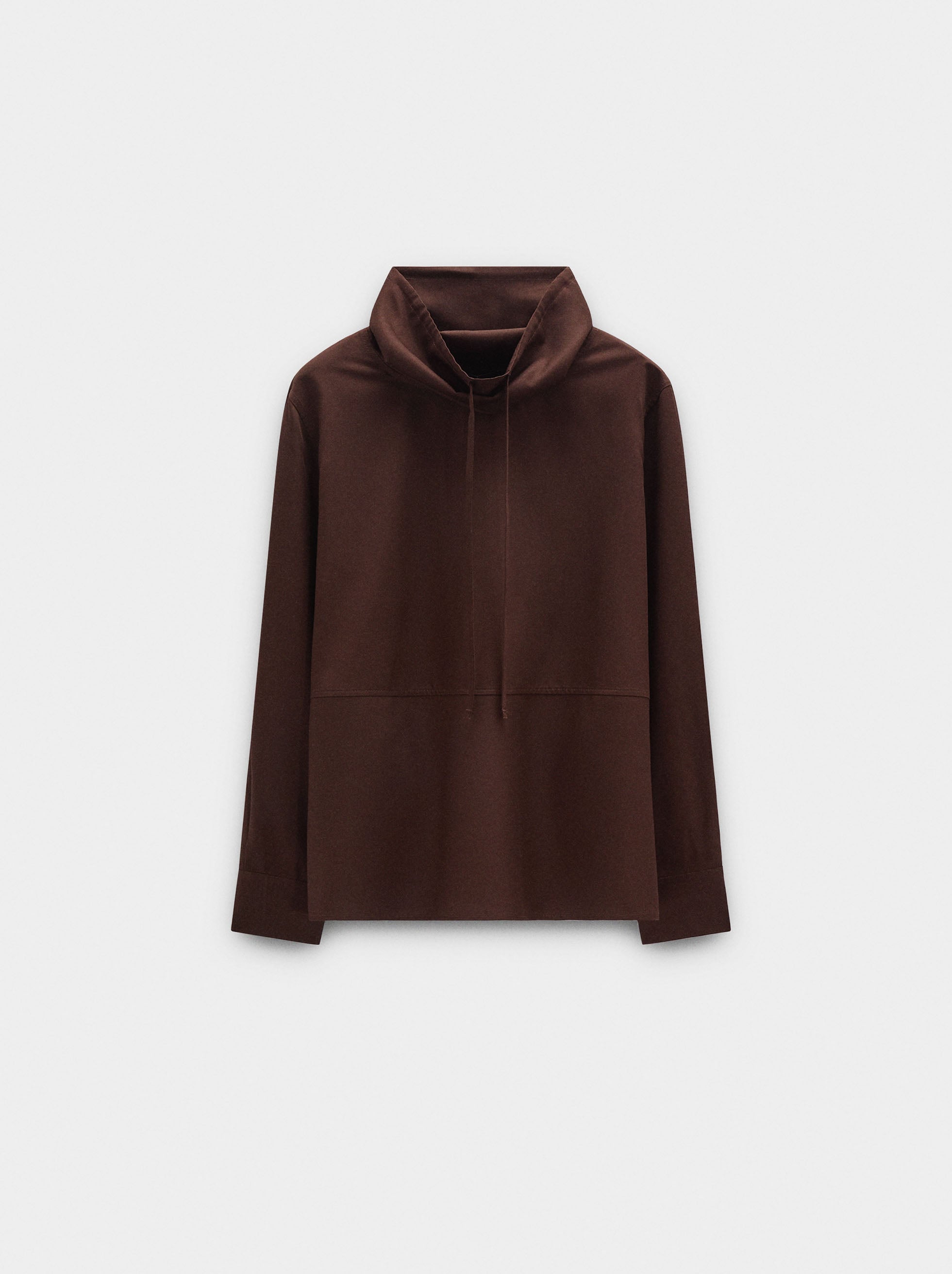 Blusa De Cuello Alto Con Cordón