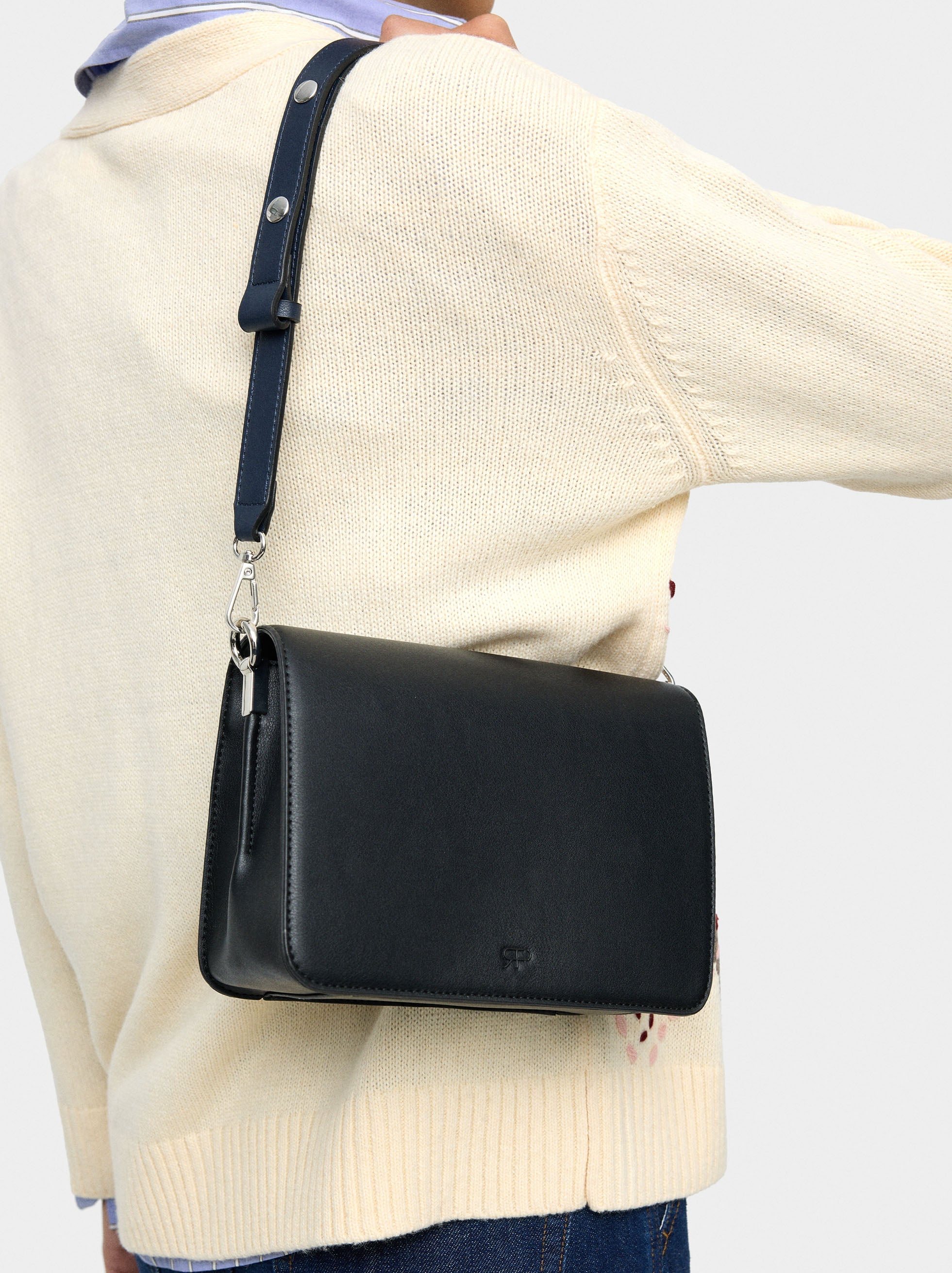 Bolso Bandolera Liso Con Solapa