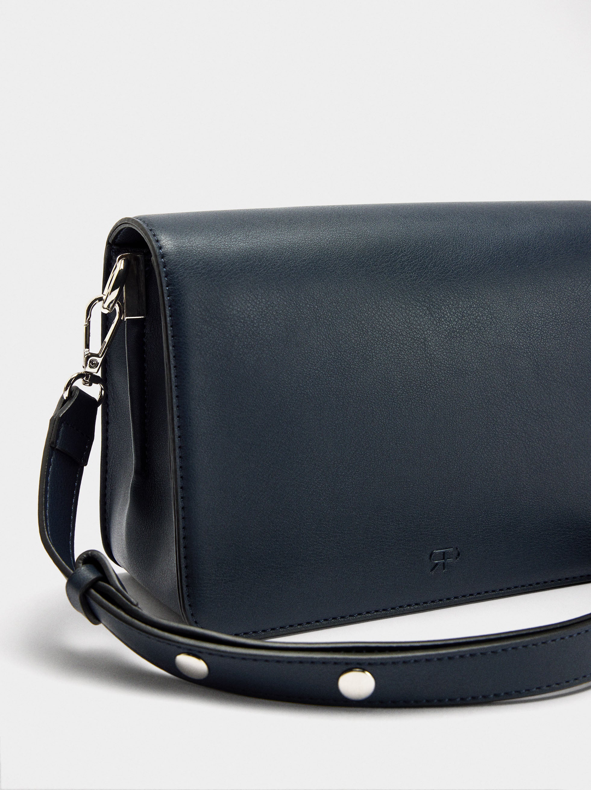 Bolso Bandolera Liso Con Solapa