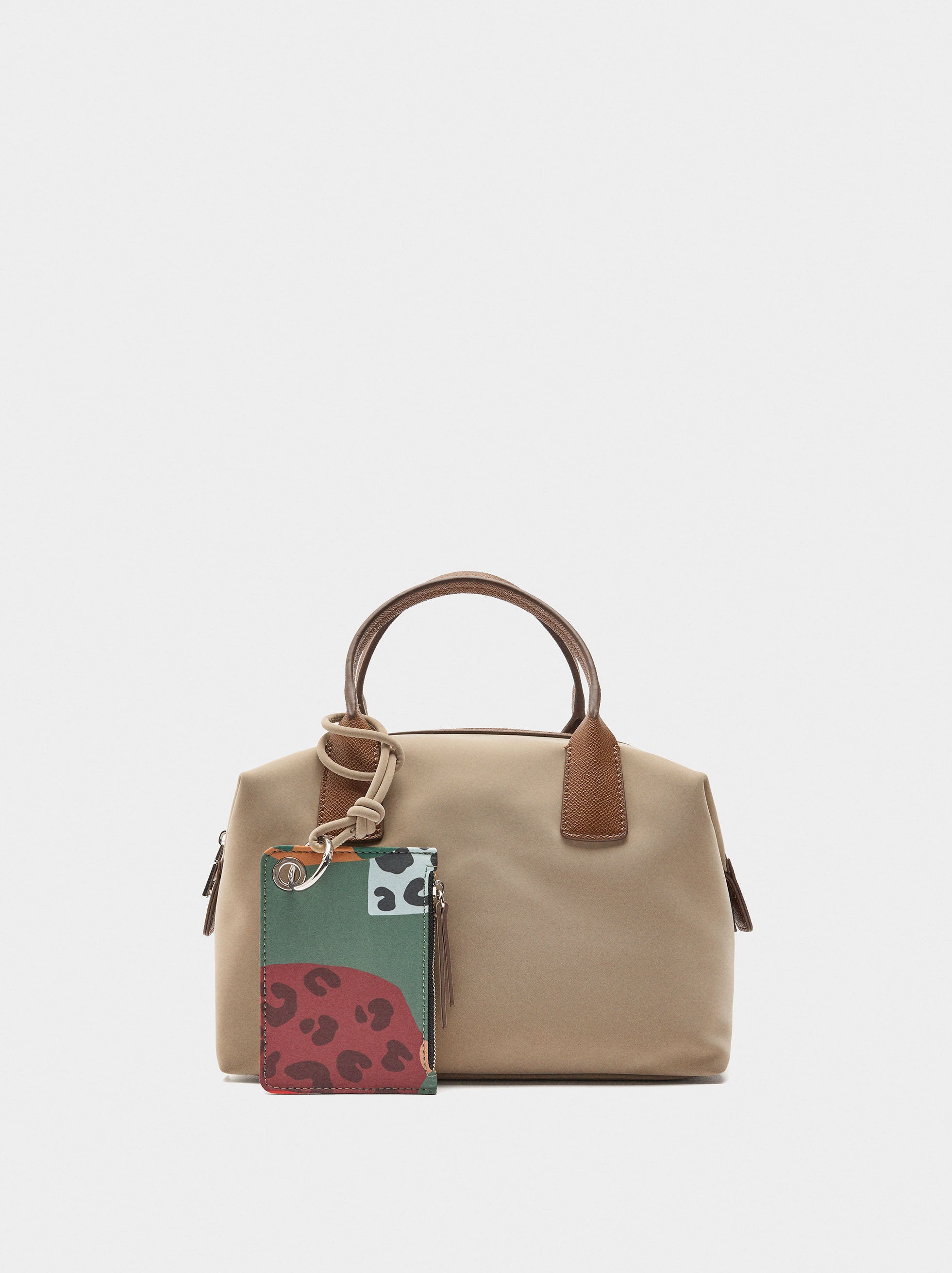 Bolso Tote Textura Suave Con Colgante