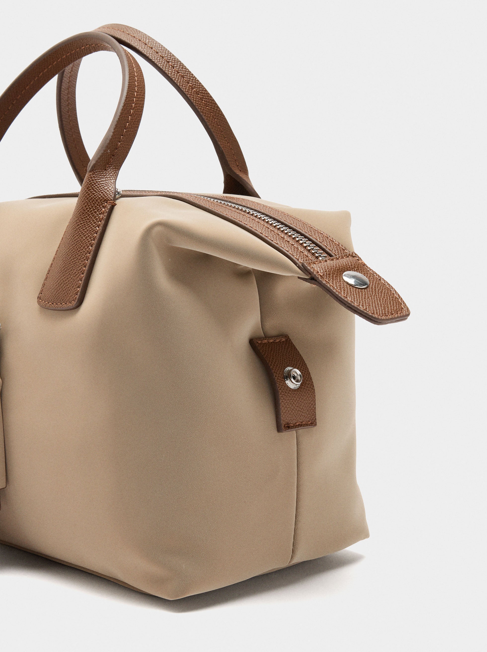 Bolso Tote Textura Suave Con Colgante