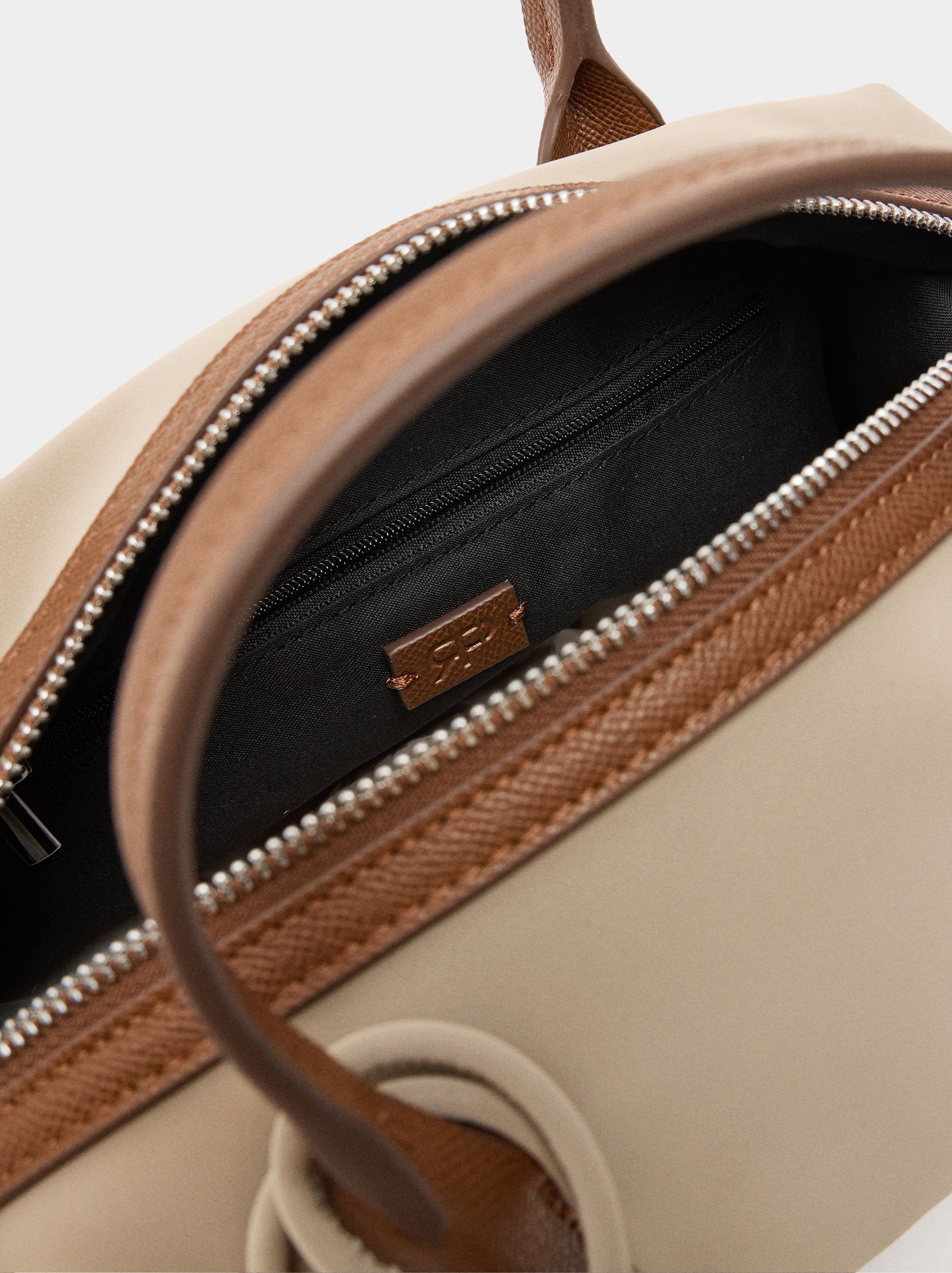 Bolso Tote Textura Suave Con Colgante