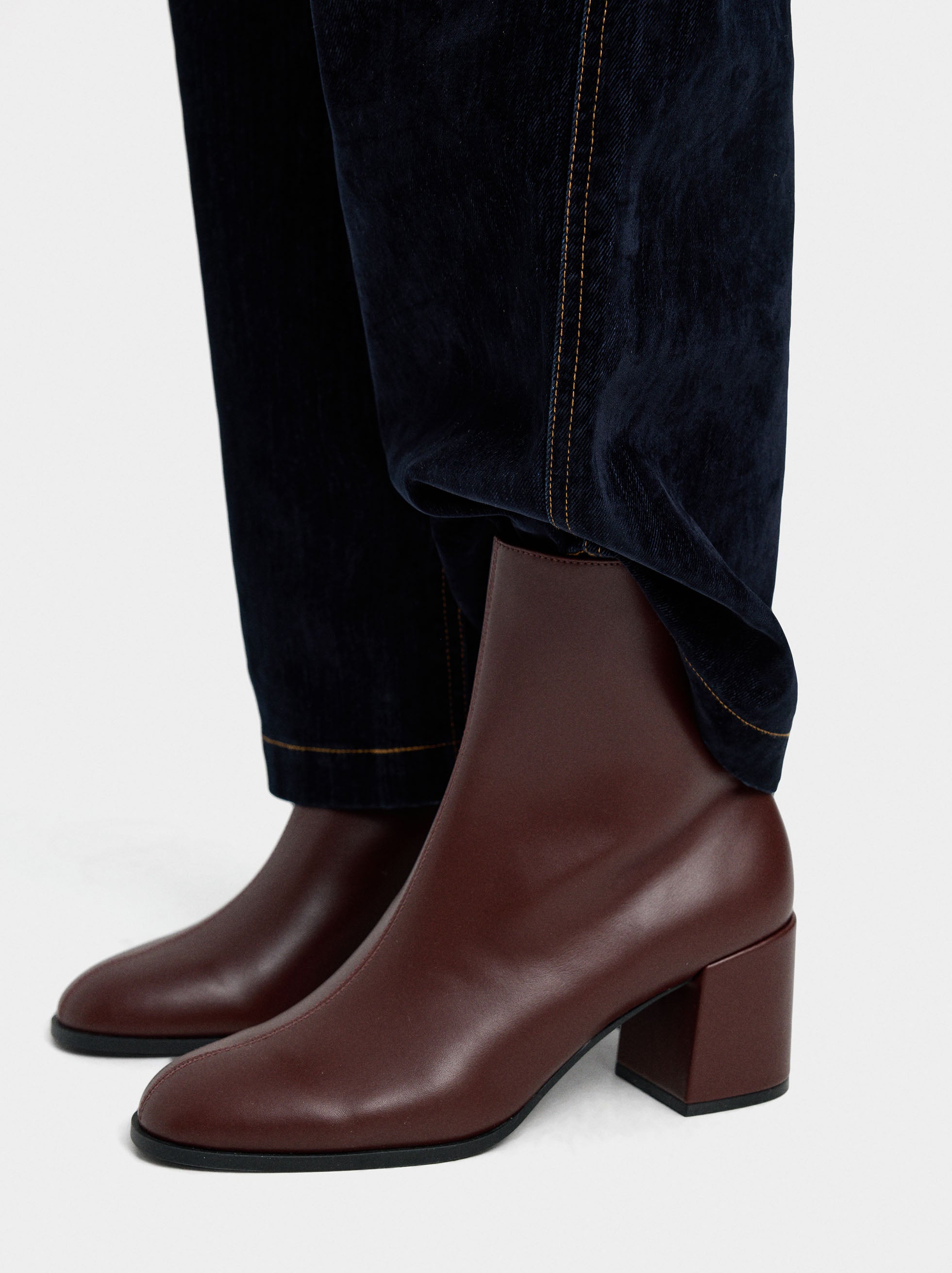 Botines De Tacón Ancho Con Pespuntes