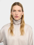 Blusa Satinada Con Cuello Alto