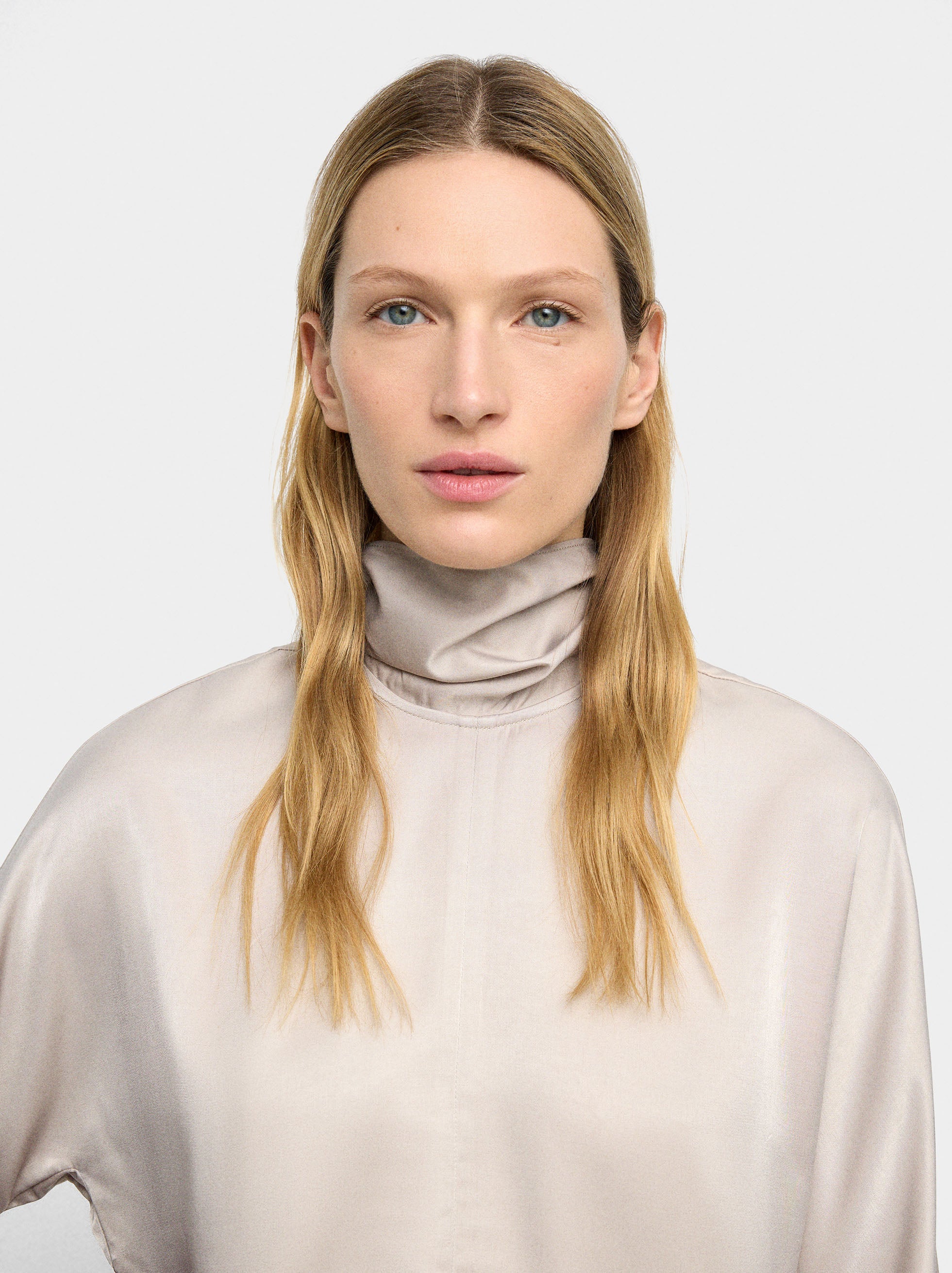 Blusa Satinada Con Cuello Alto