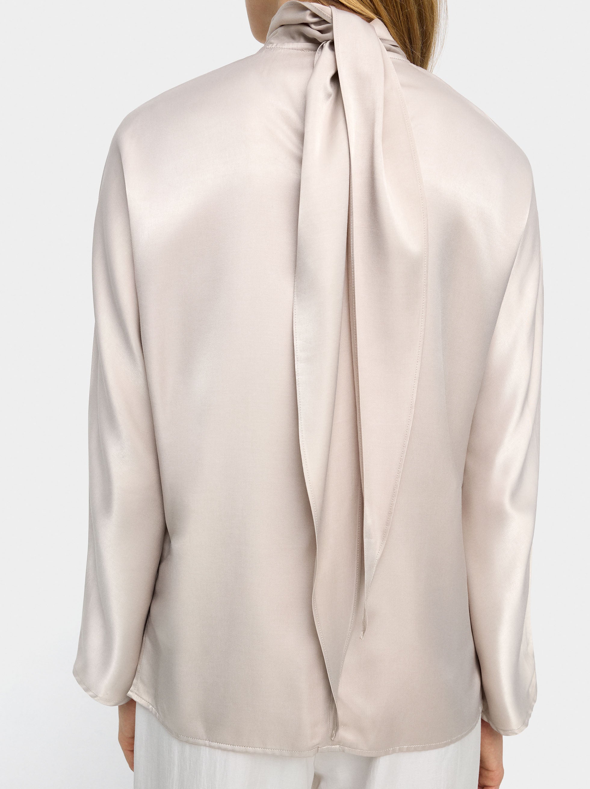Blusa Satinada Con Cuello Alto