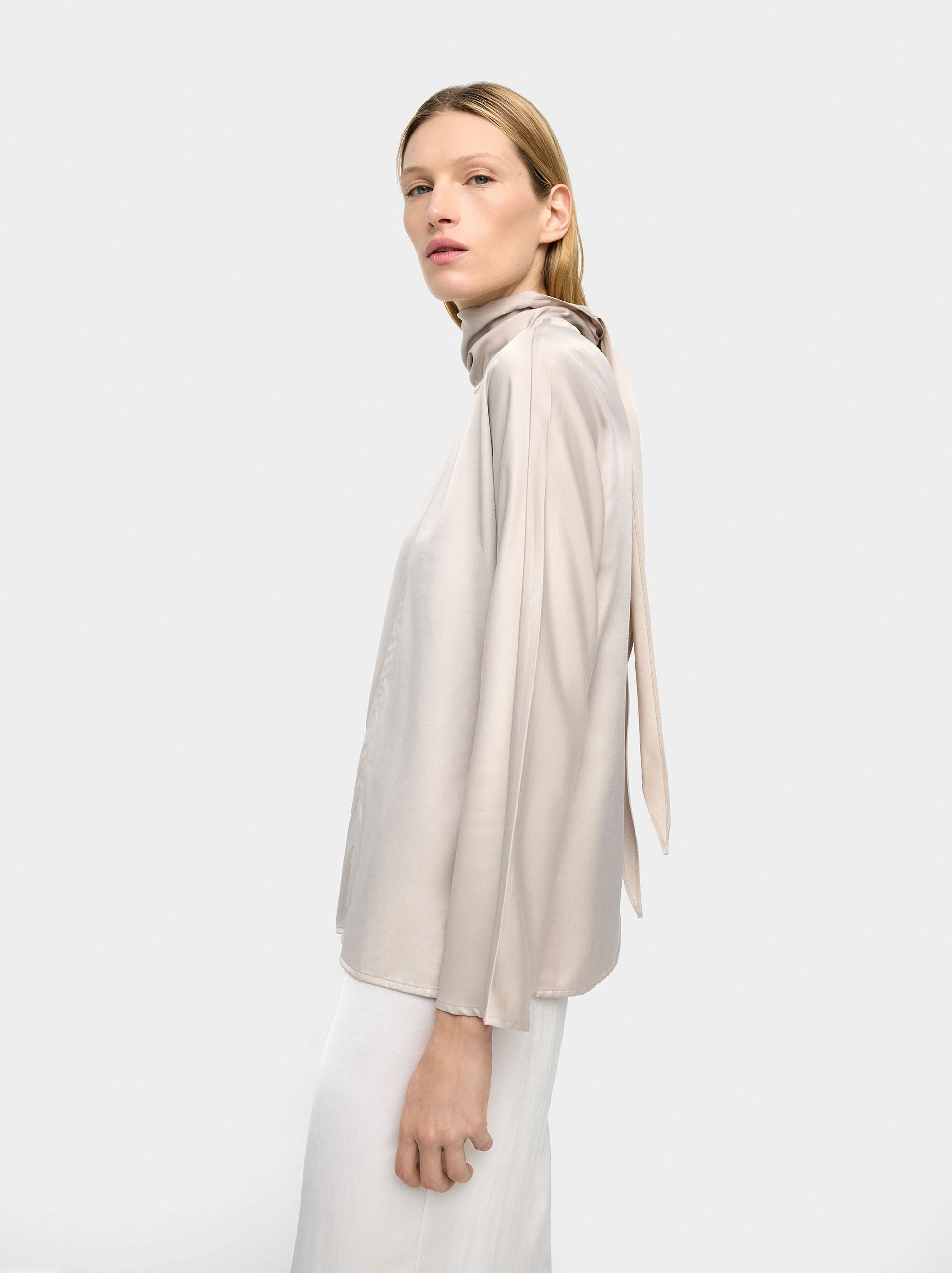 Blusa Satinada Con Cuello Alto