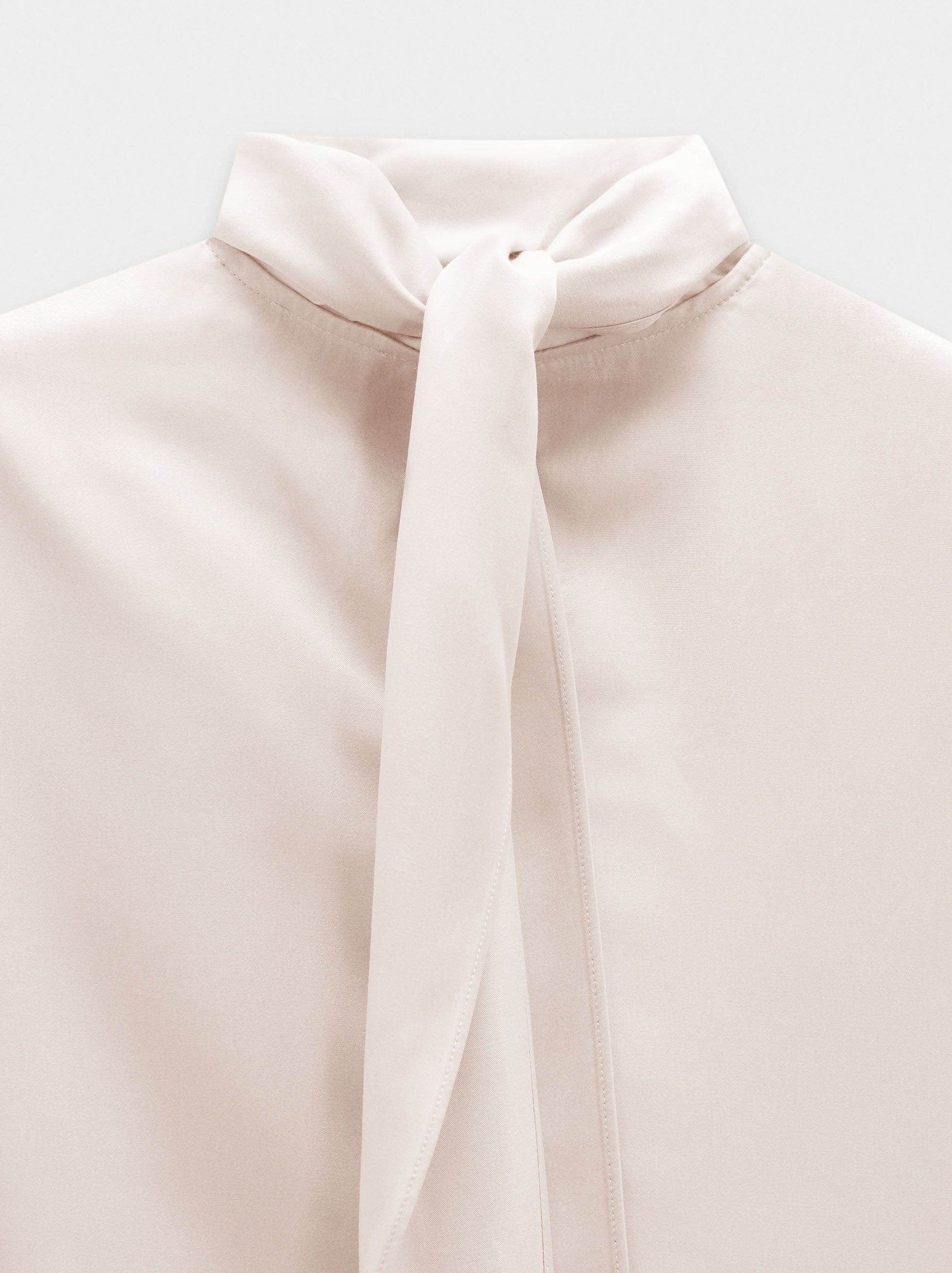Blusa Satinada Con Cuello Alto