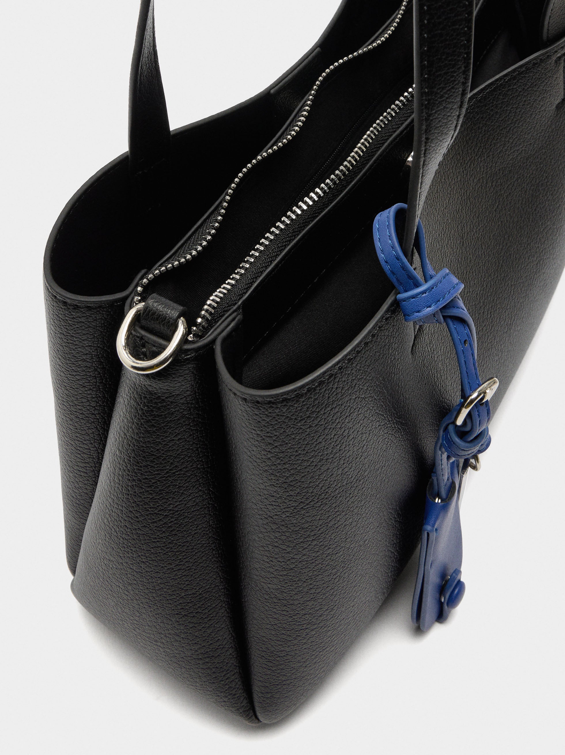 Bolso Tote Liso Con Colgante
