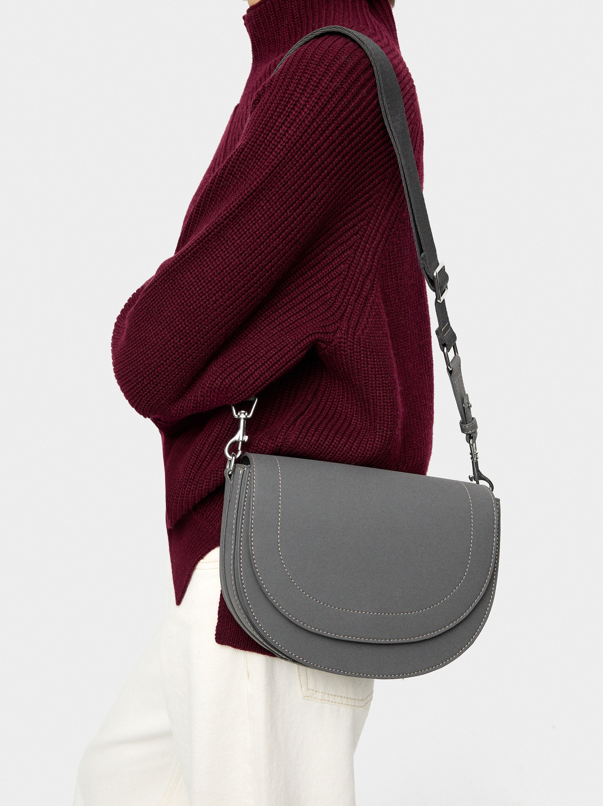 Bolso Bandolera Ovalado Con Solapa