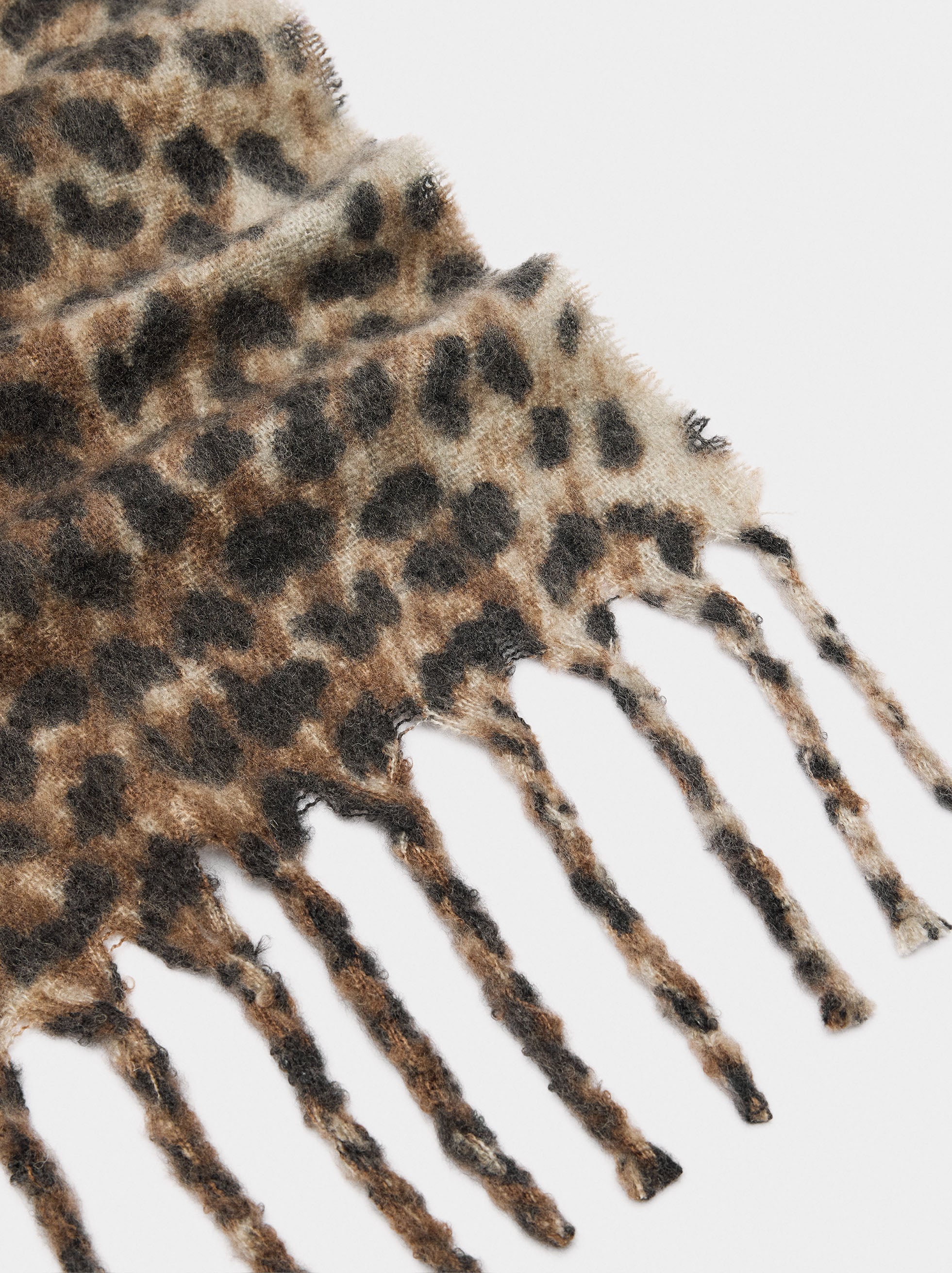 Bufanda De Estampado Animal Con Flecos