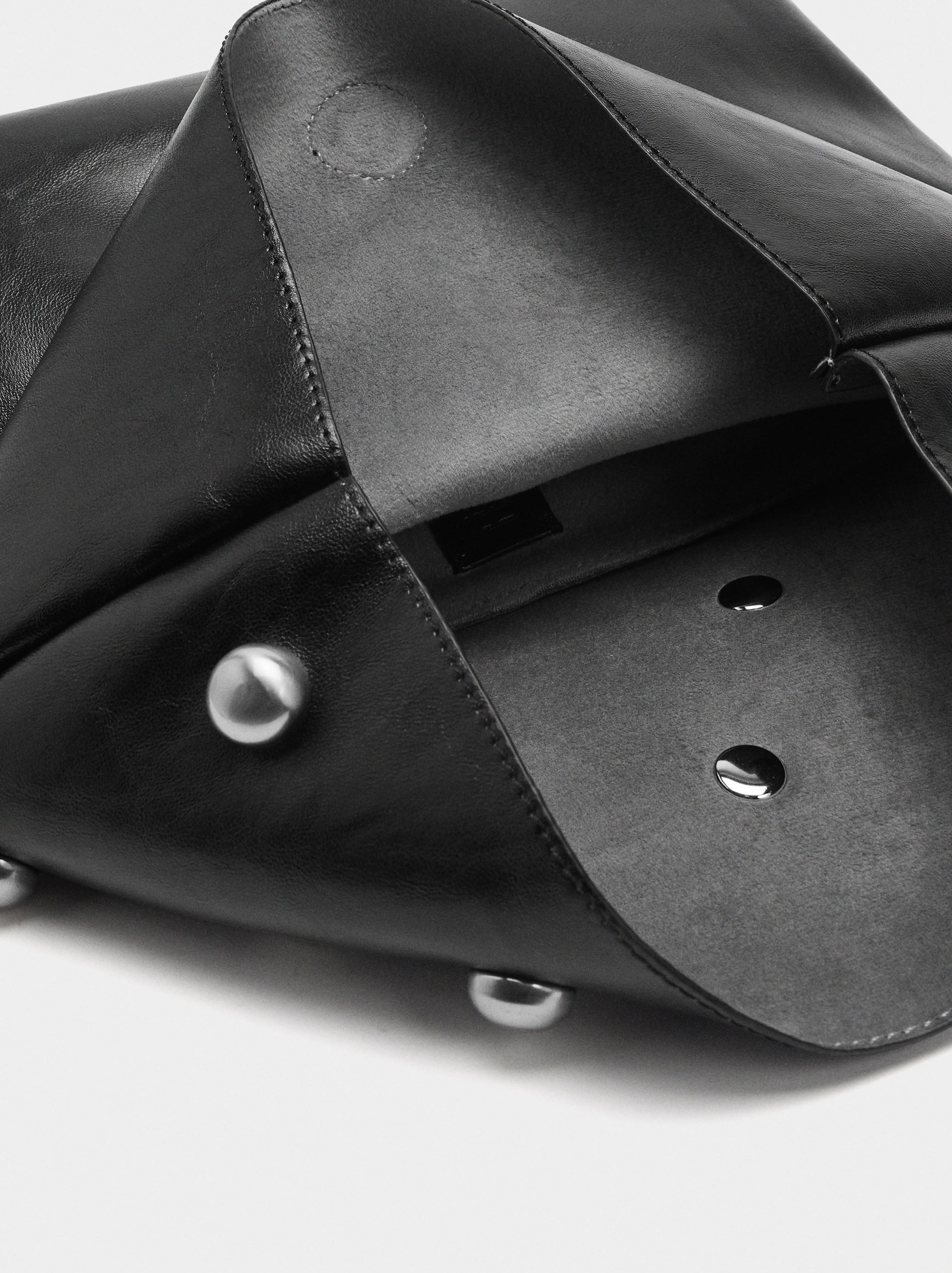 Bolso De Mano Con Esferas Y Solapa
