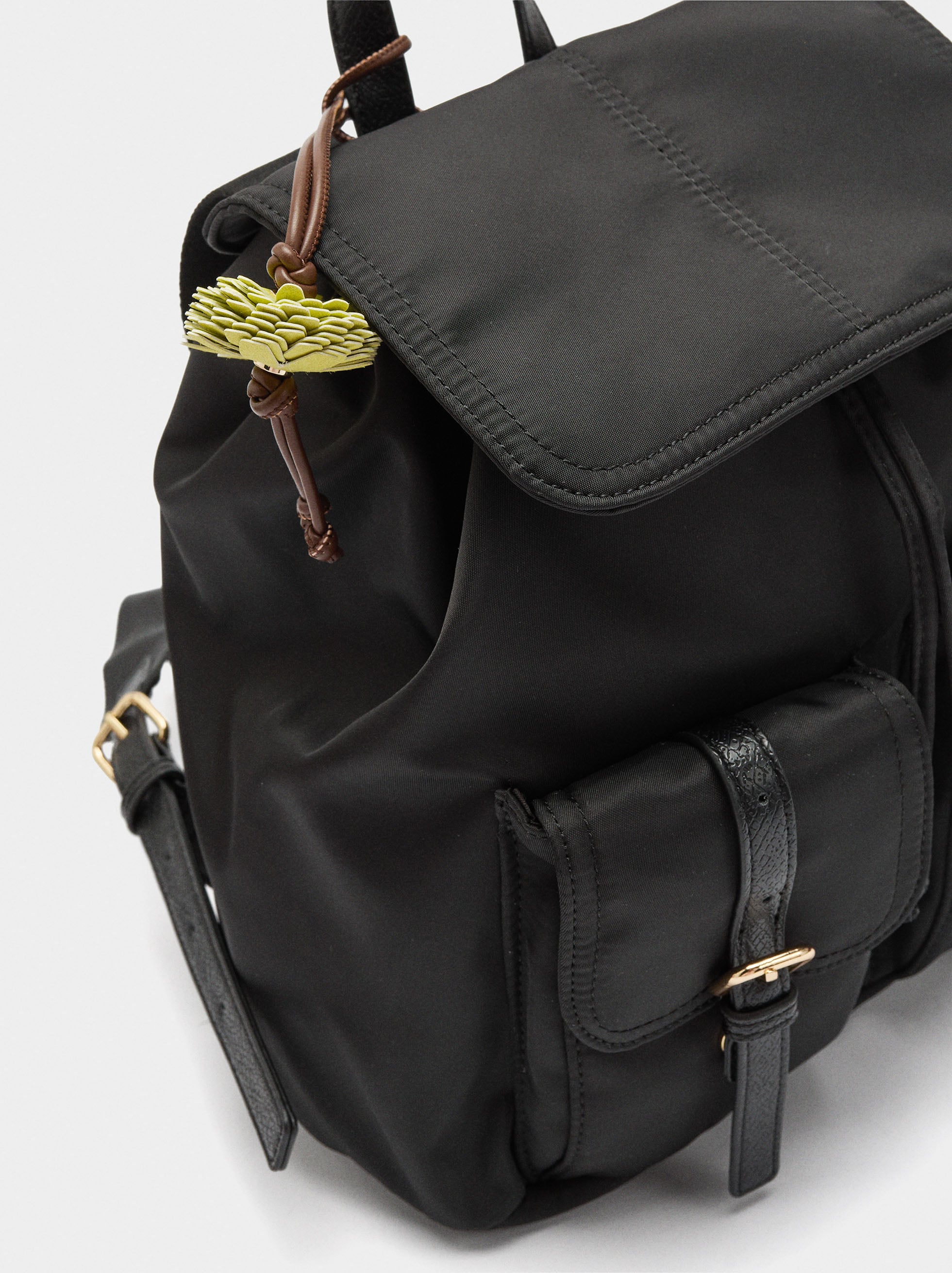 Mochila De Nylon Con Colgante