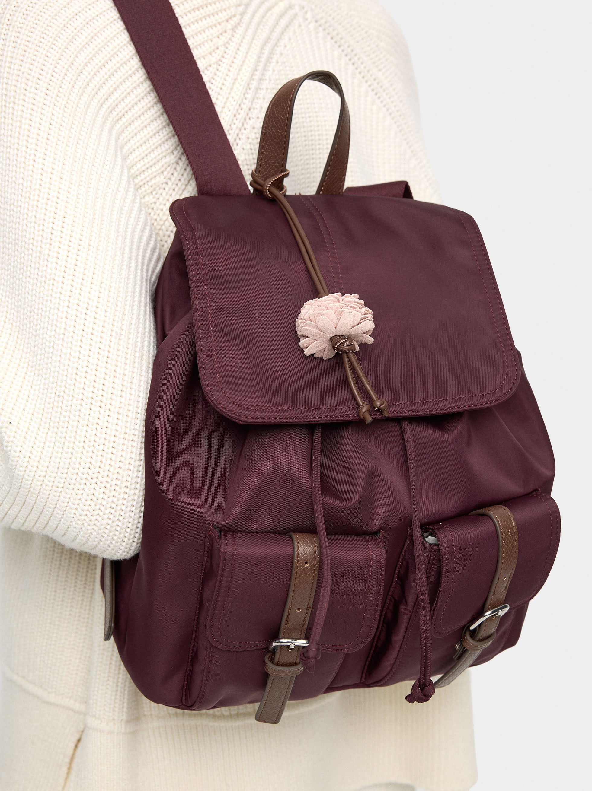 Mochila De Nylon Con Colgante