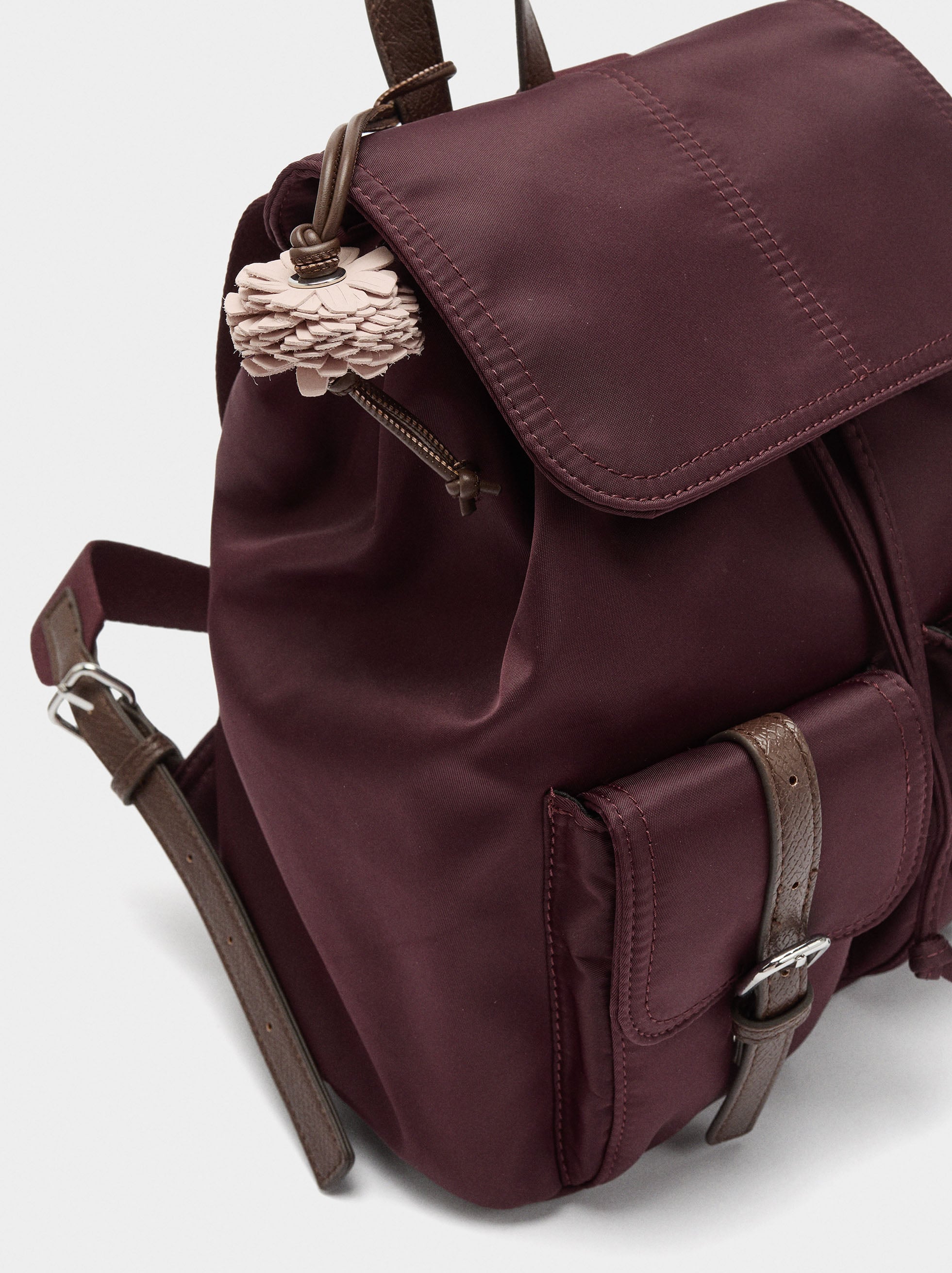 Mochila De Nylon Con Colgante