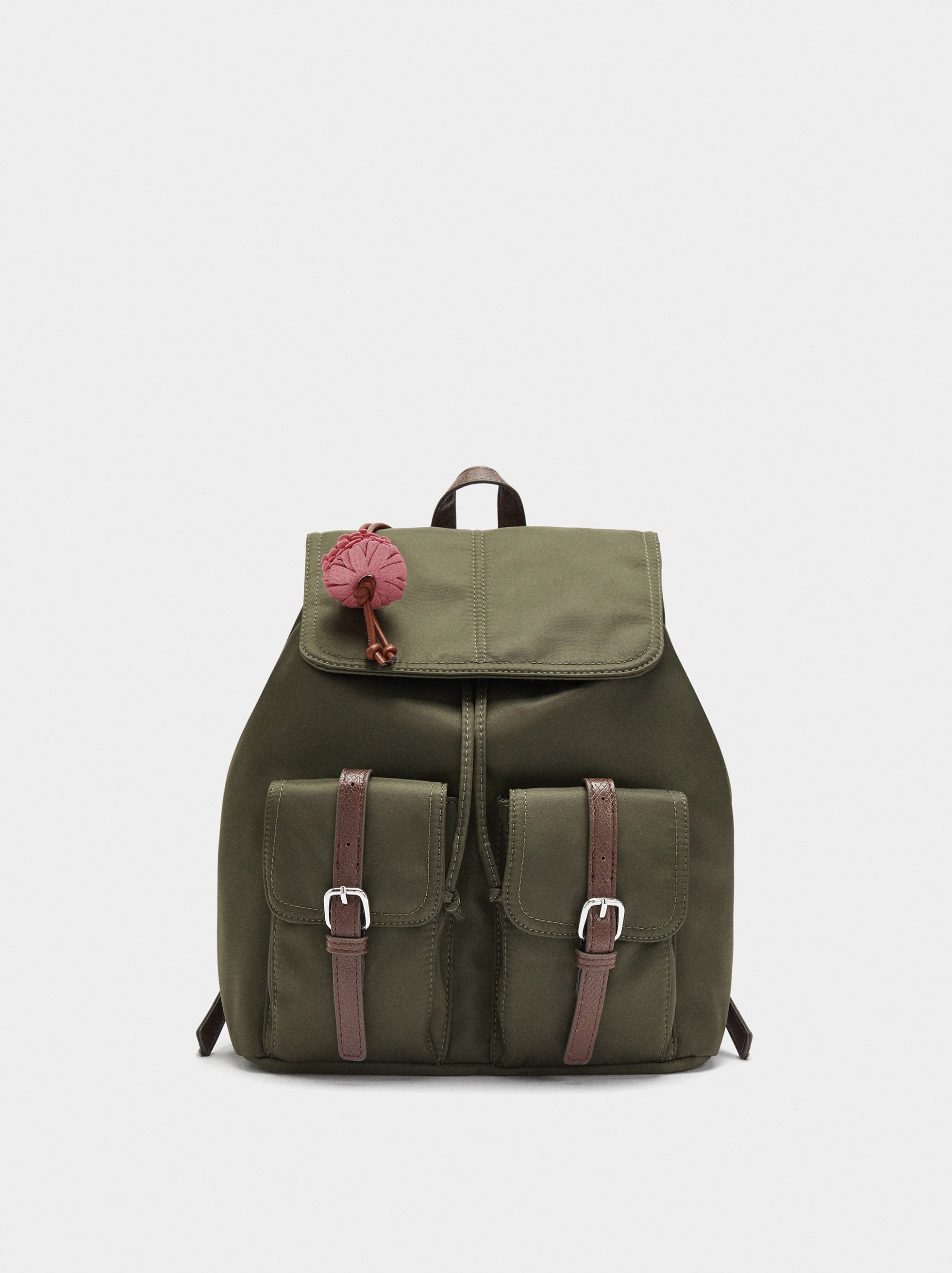 Mochila De Nylon Con Colgante