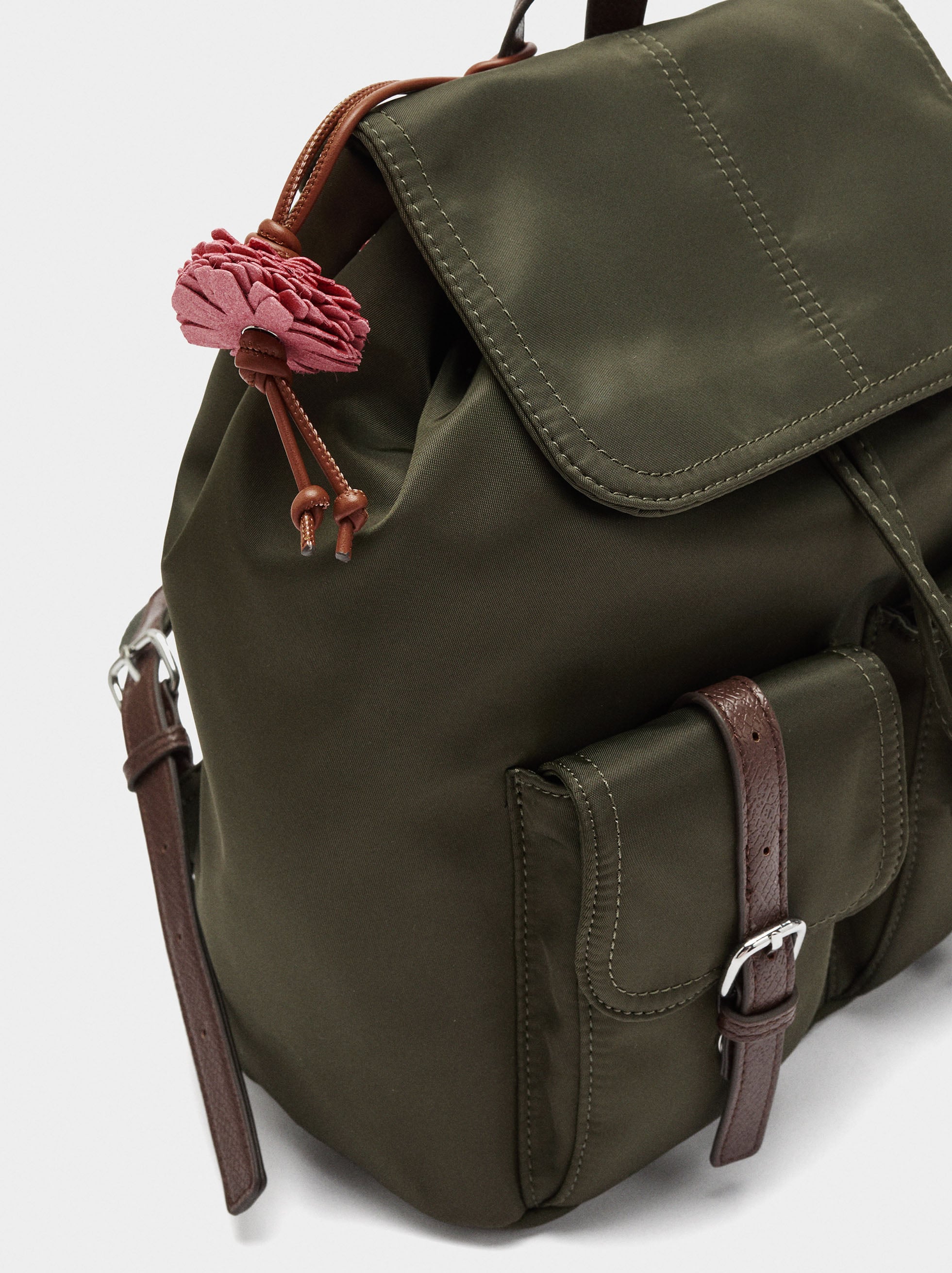 Mochila De Nylon Con Colgante