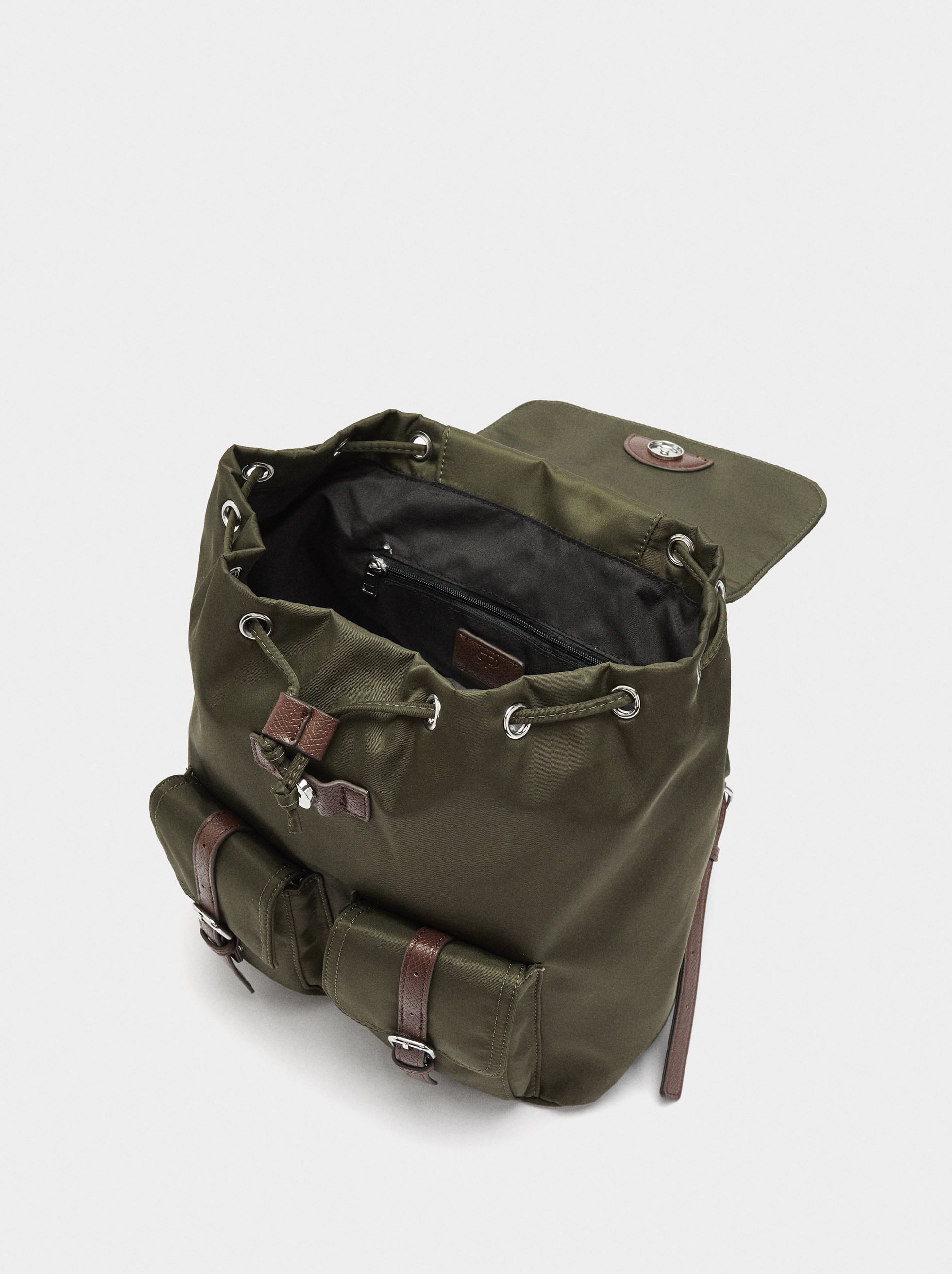 Mochila De Nylon Con Colgante