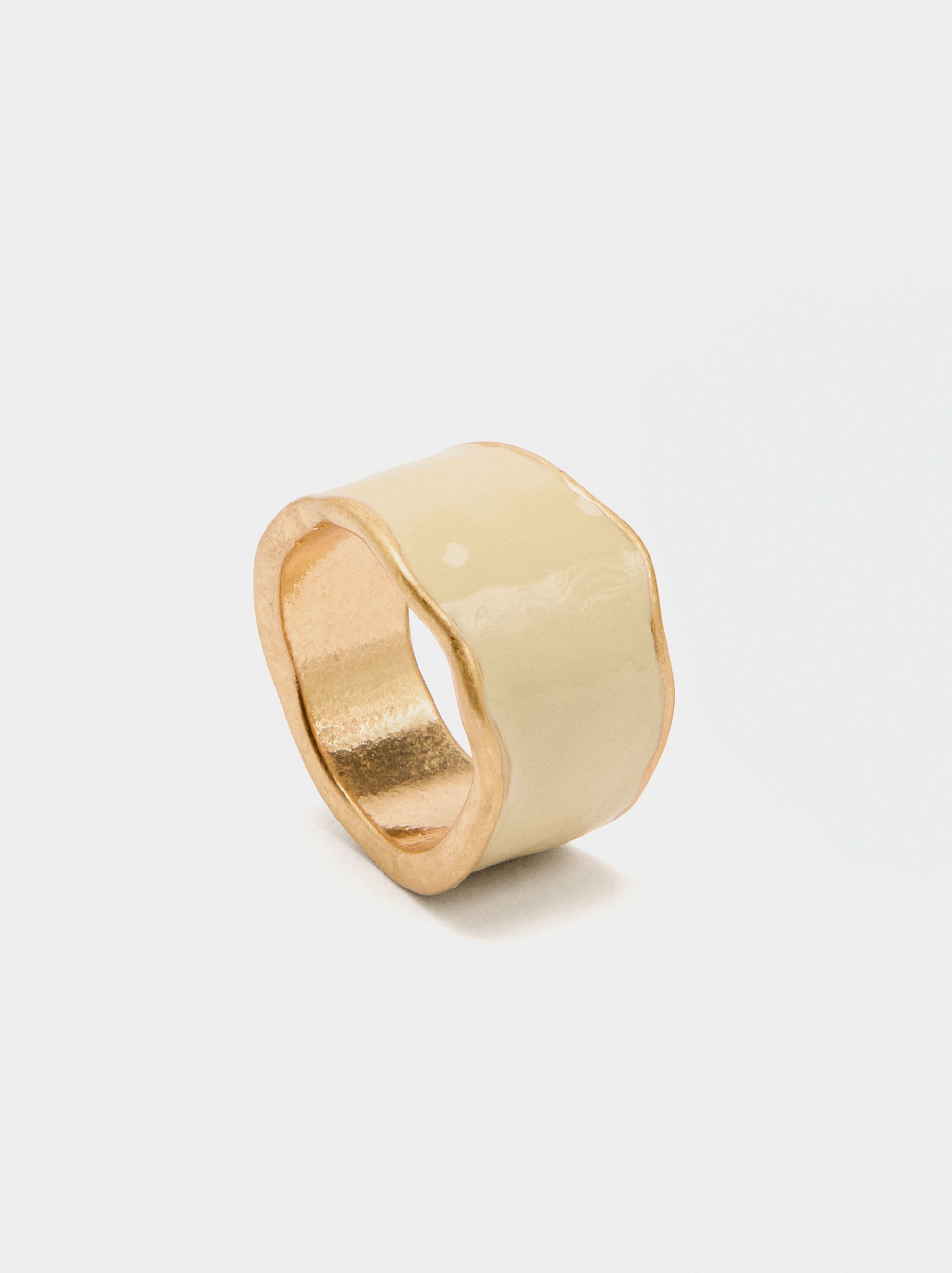Anillo Ondulado Con Esmalte