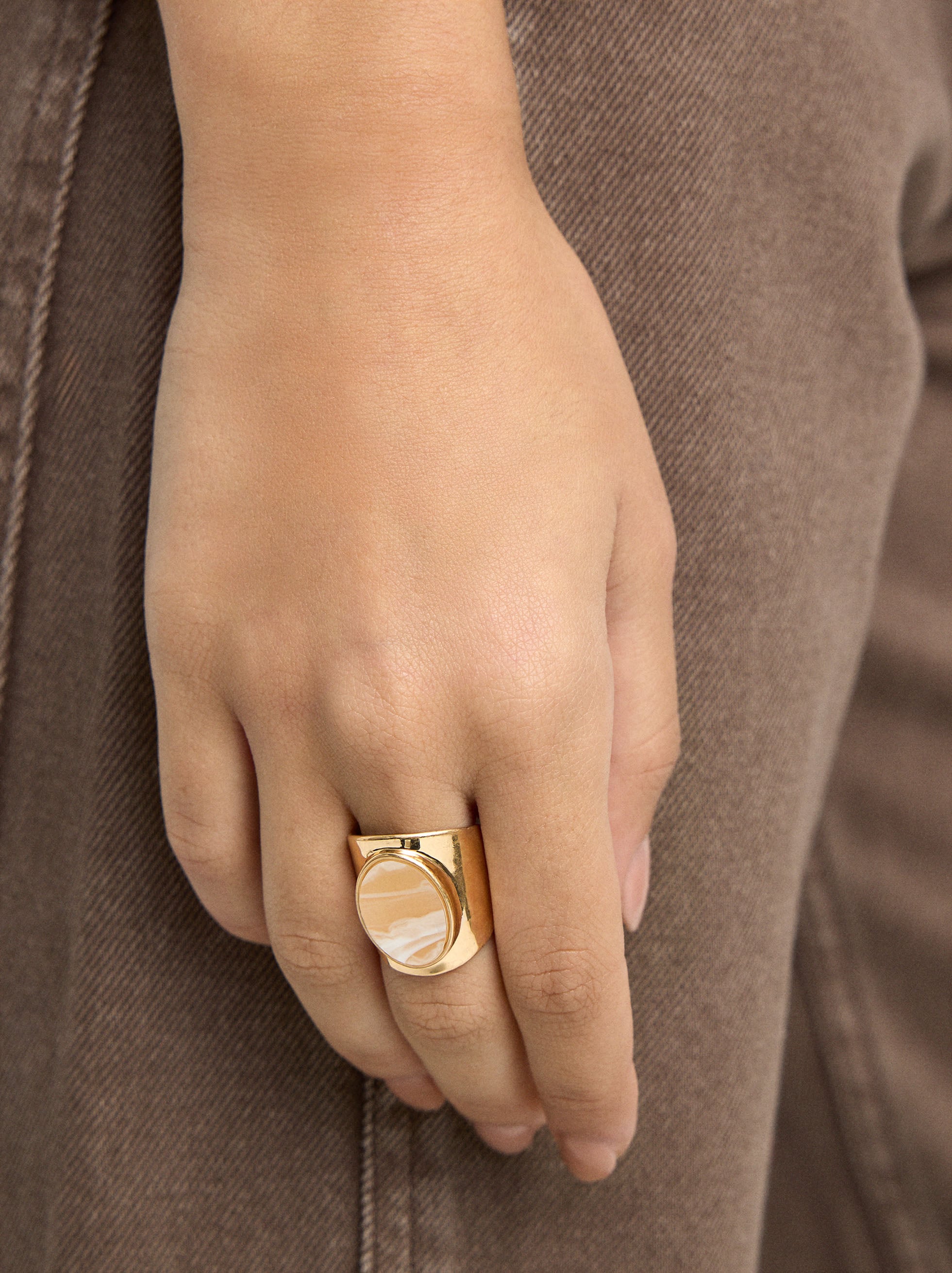 Anillo Ancho Con Detalle Ovalado