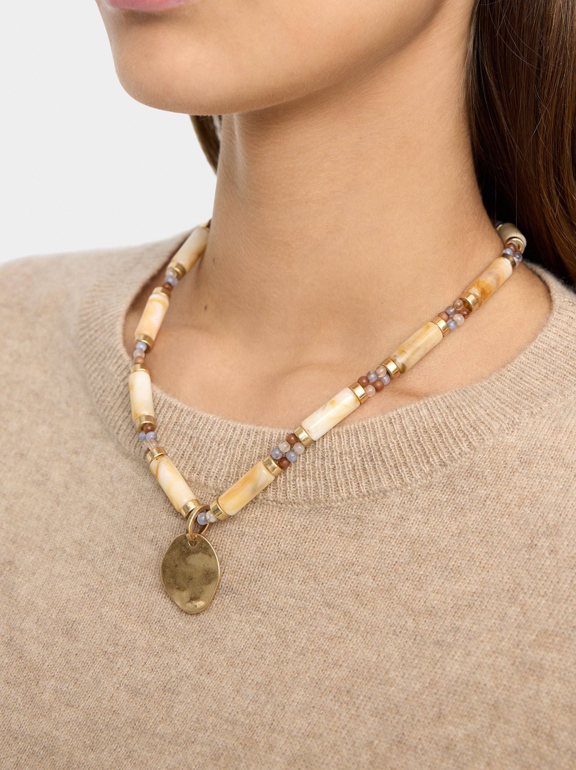 Collar Corto Segmentado Efecto Piedra