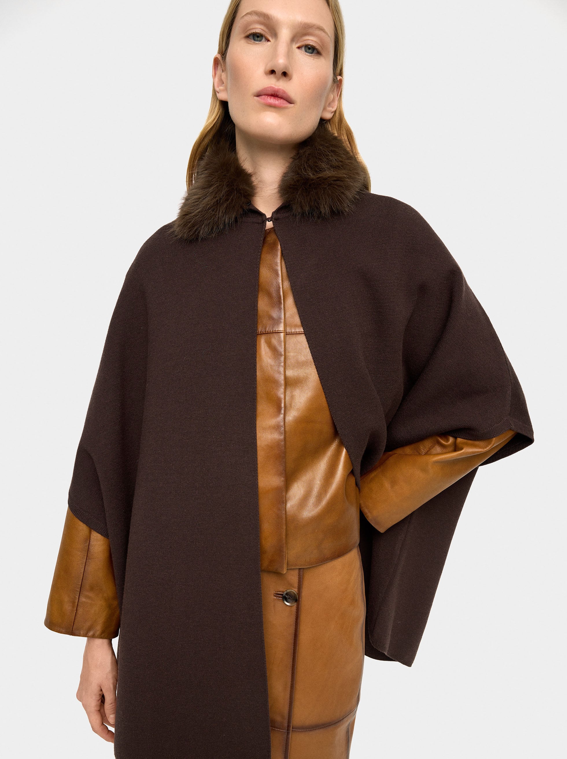 Poncho De Punto Cuello Efecto Pelo