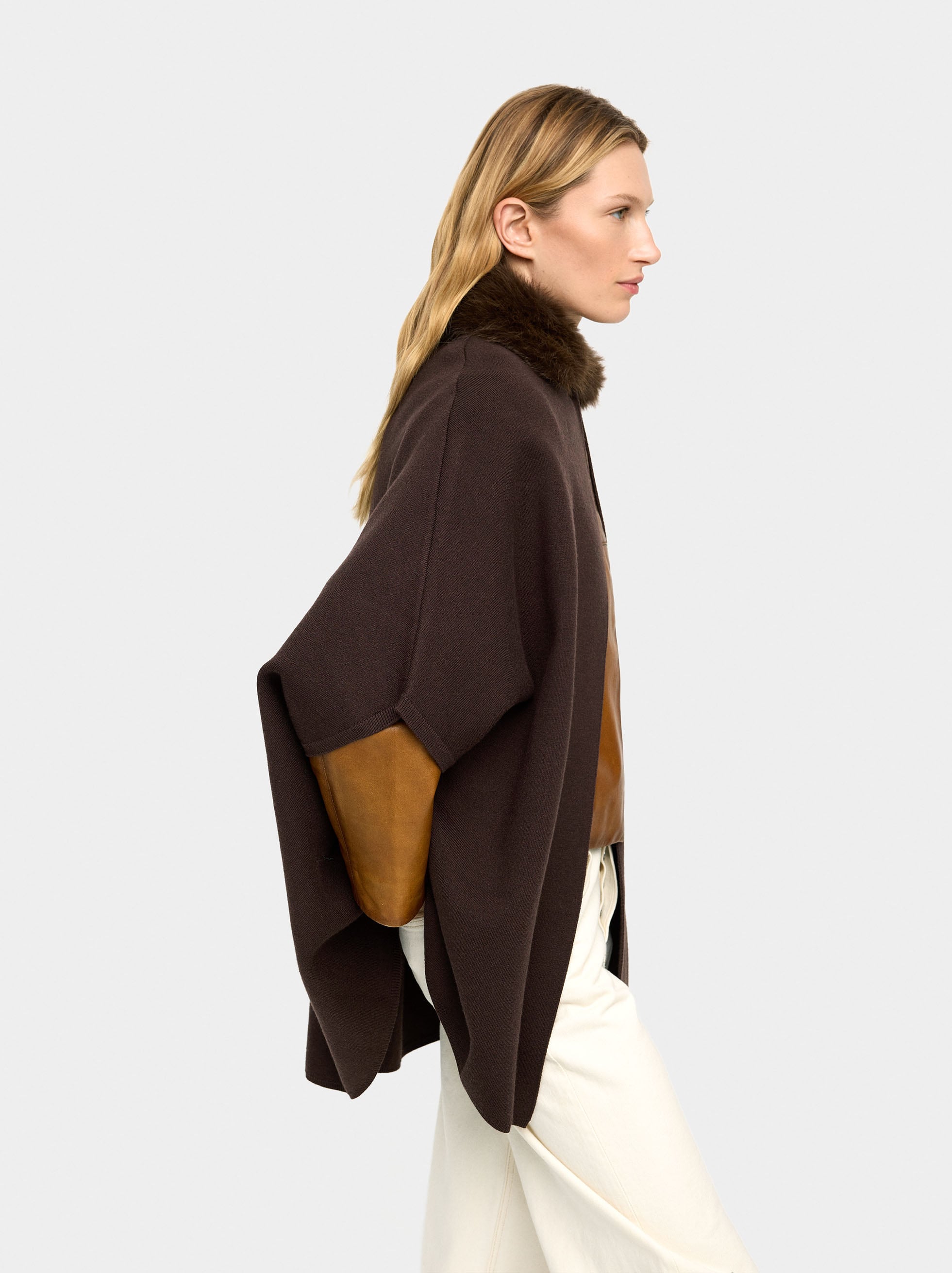 Poncho De Punto Cuello Efecto Pelo