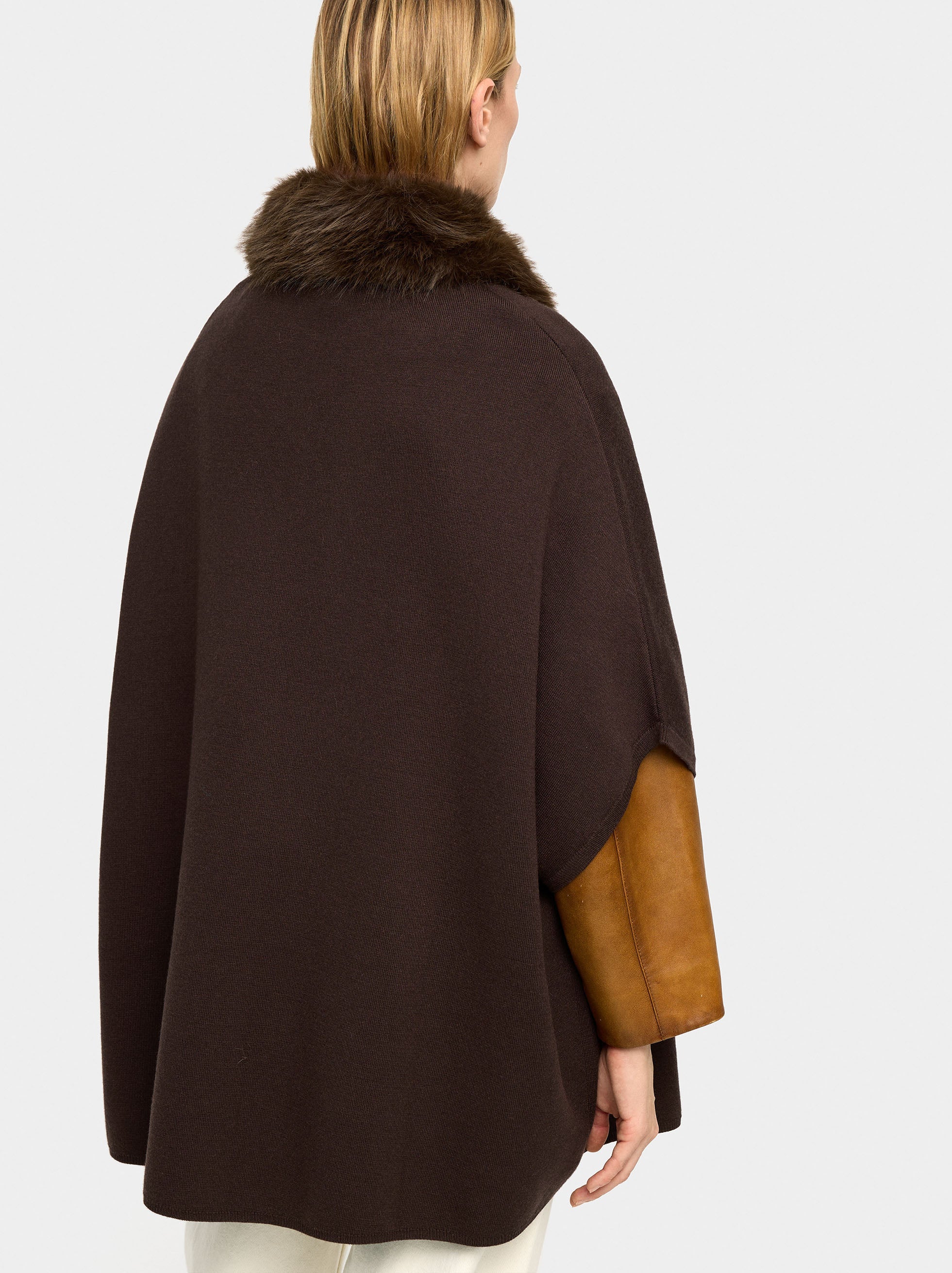 Poncho De Punto Cuello Efecto Pelo
