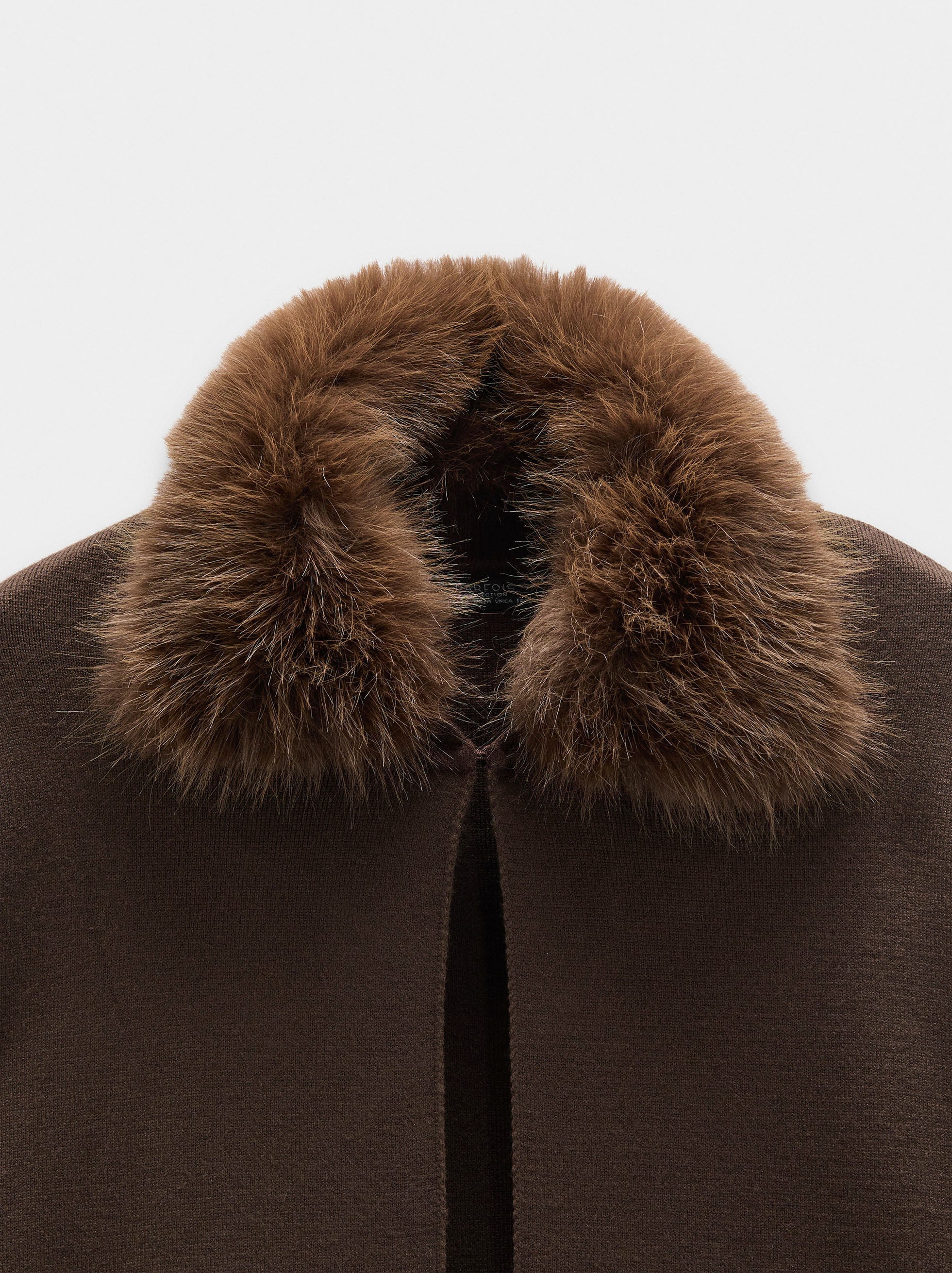 Poncho De Punto Cuello Efecto Pelo