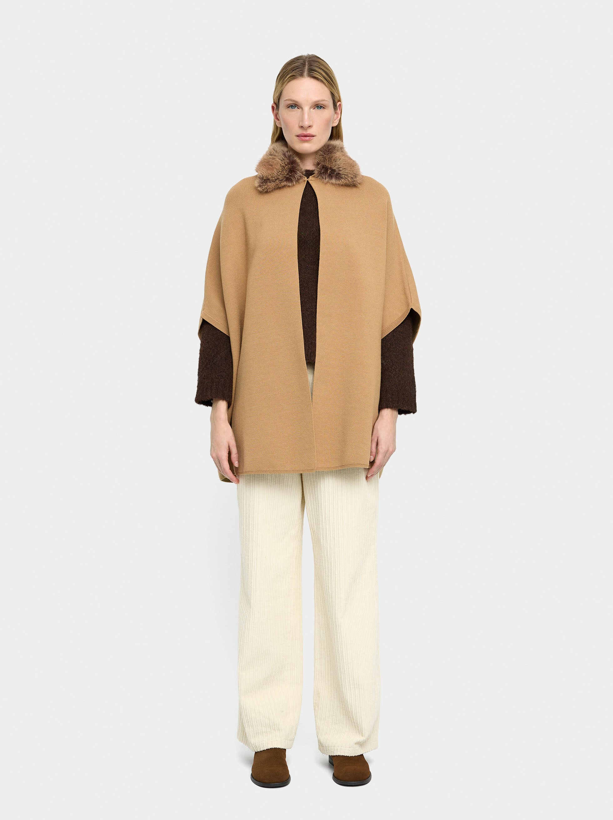 Poncho De Punto Cuello Efecto Pelo