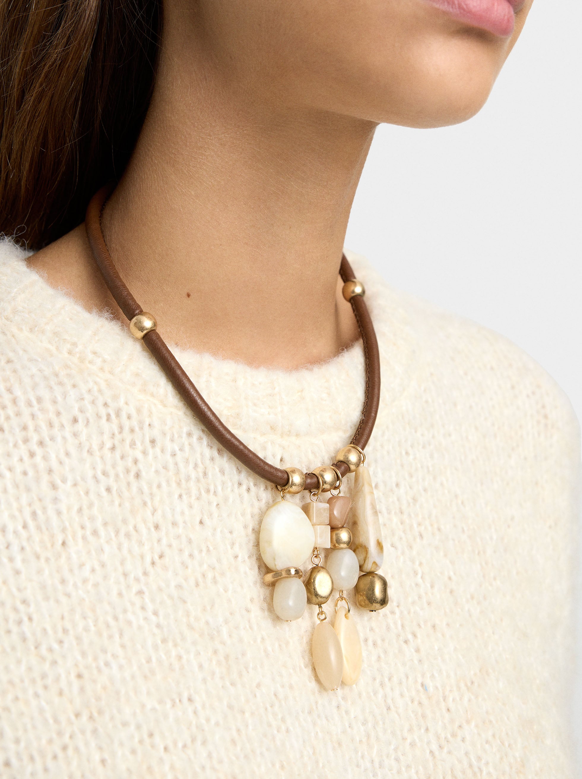 Collar Con Cordón Con Colgantes Efecto Piedra
