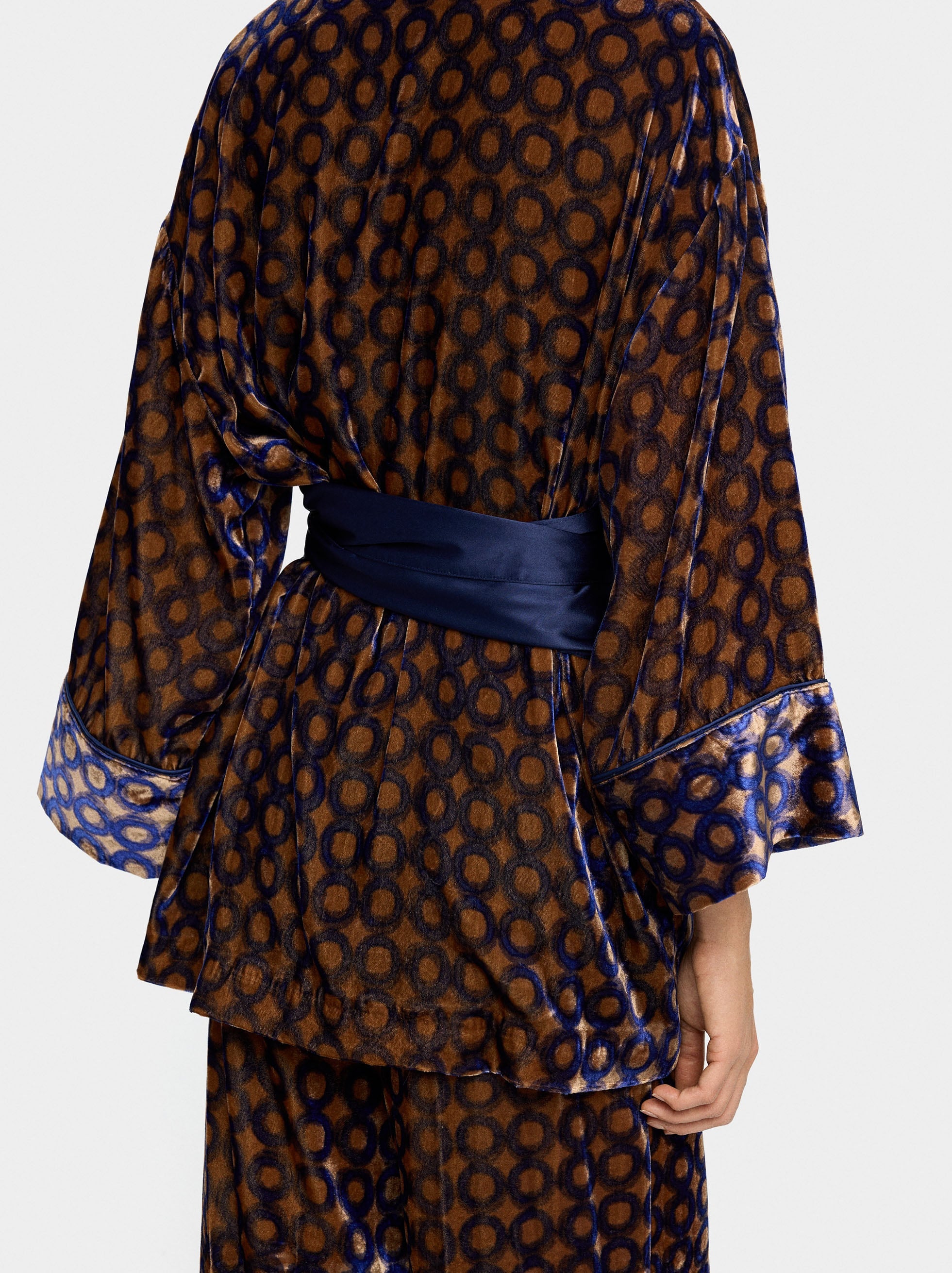 Kimono Aterciopelado Estampado De Círculos