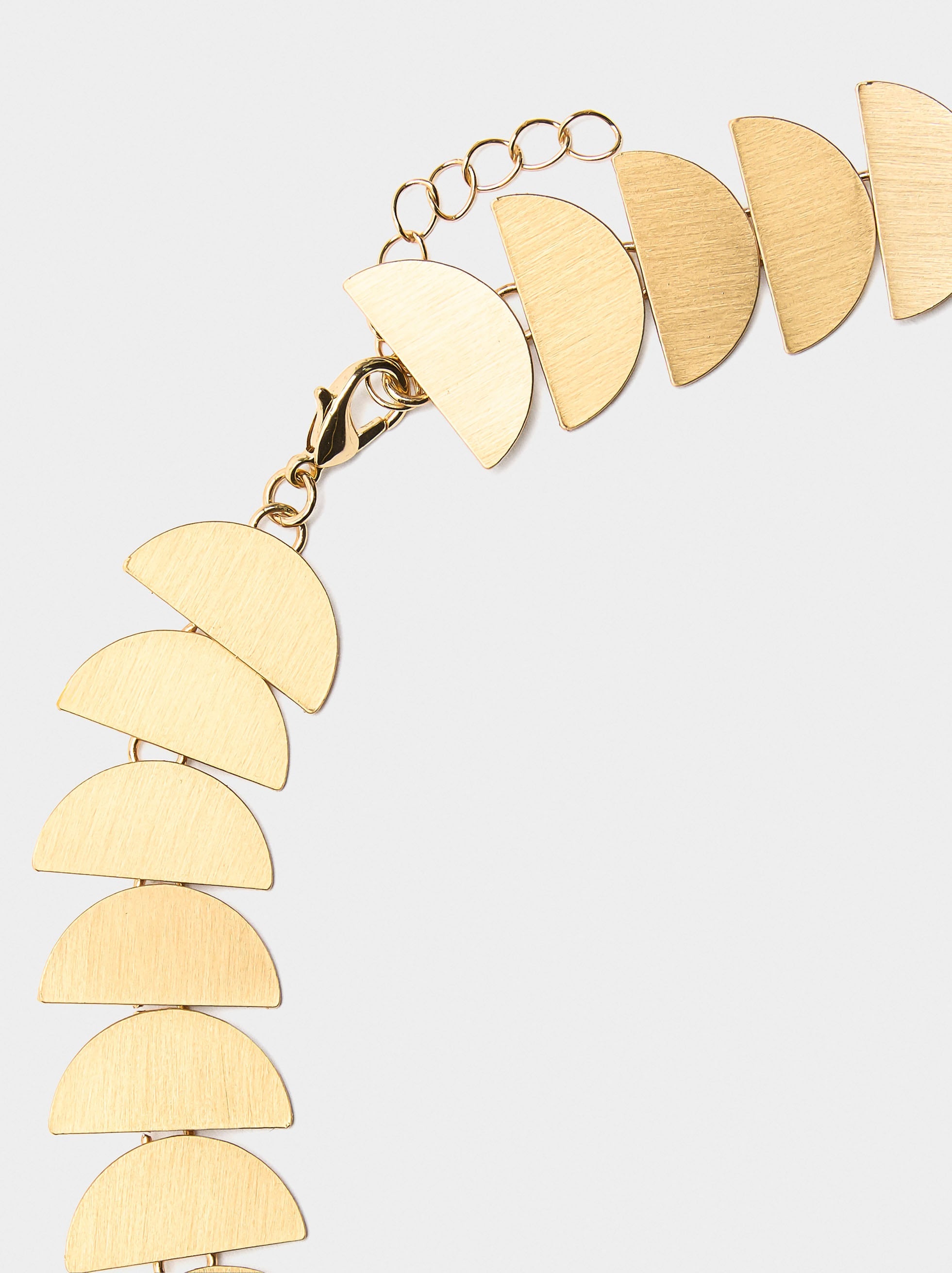 Collar Corto Con Semi-Círculos