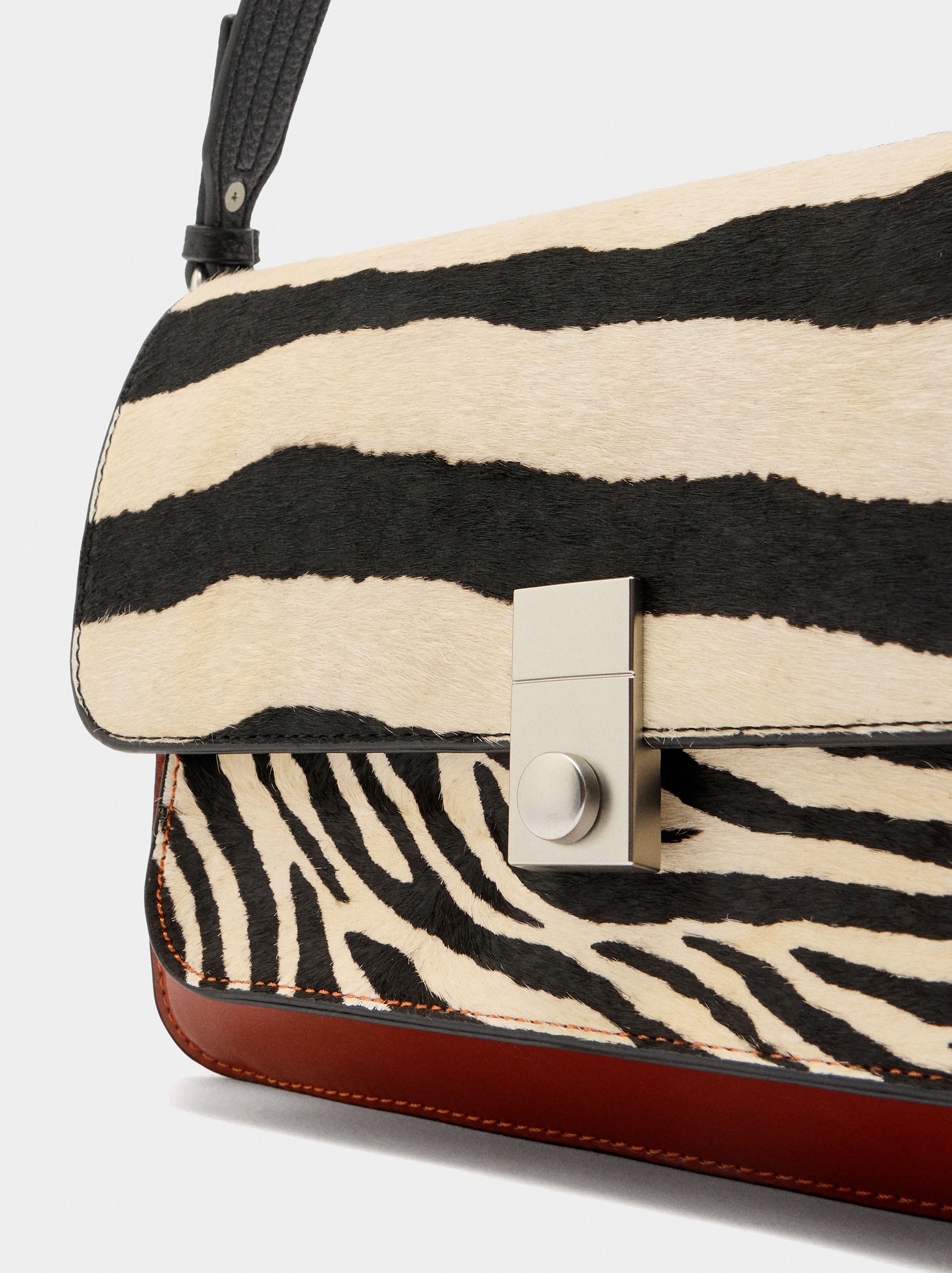 Bolso De Hombro Con Detalles De Piel