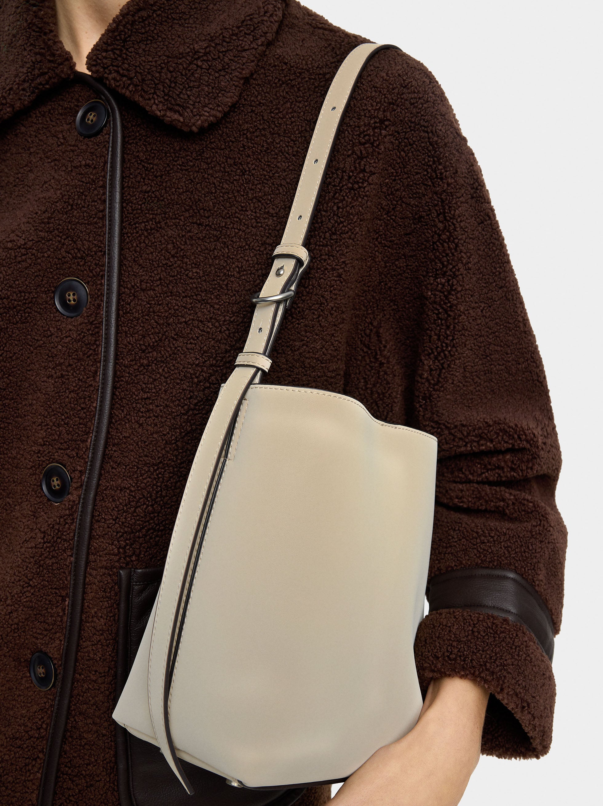 Bolso De Hombro Con Textura Suave