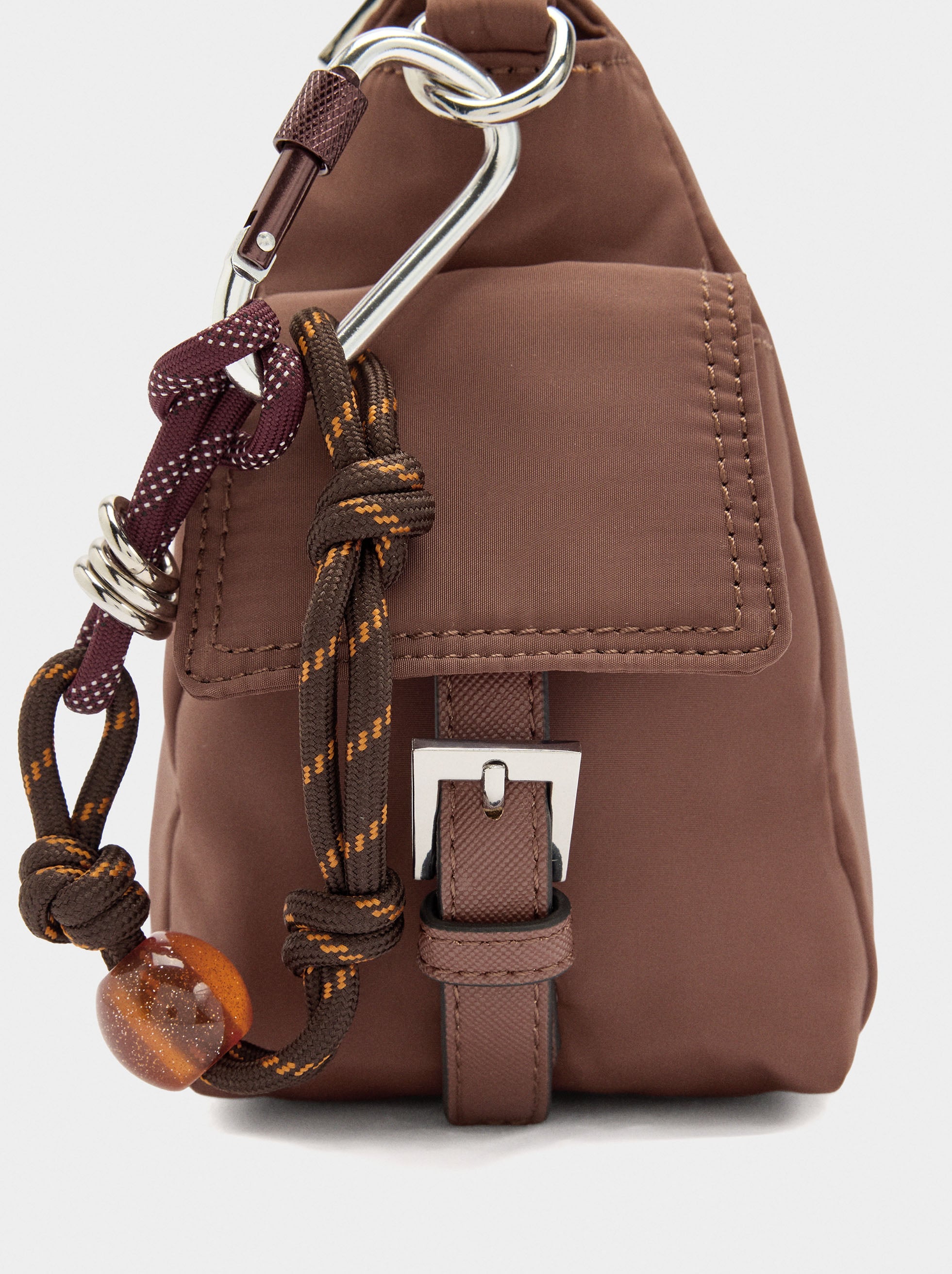 Bolso Bandolera De Nylon Con Colgante