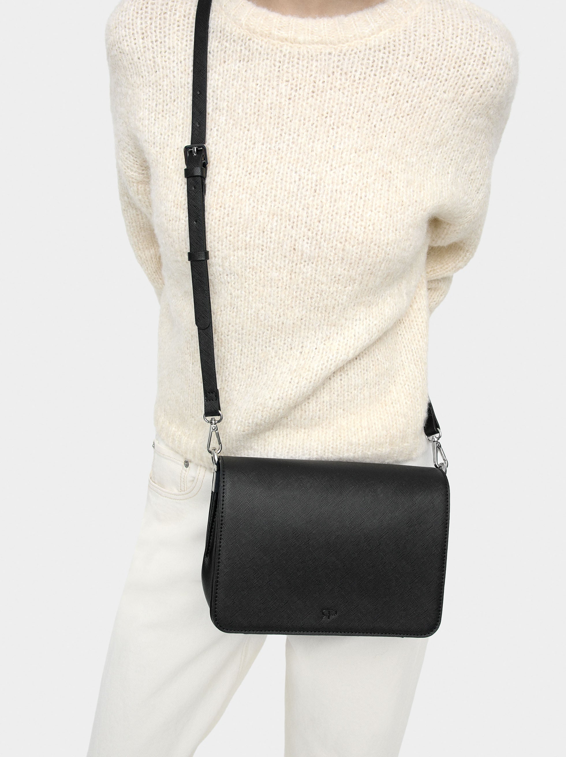 Bolso Bandolera Con Textura Y Cierre De Solapa