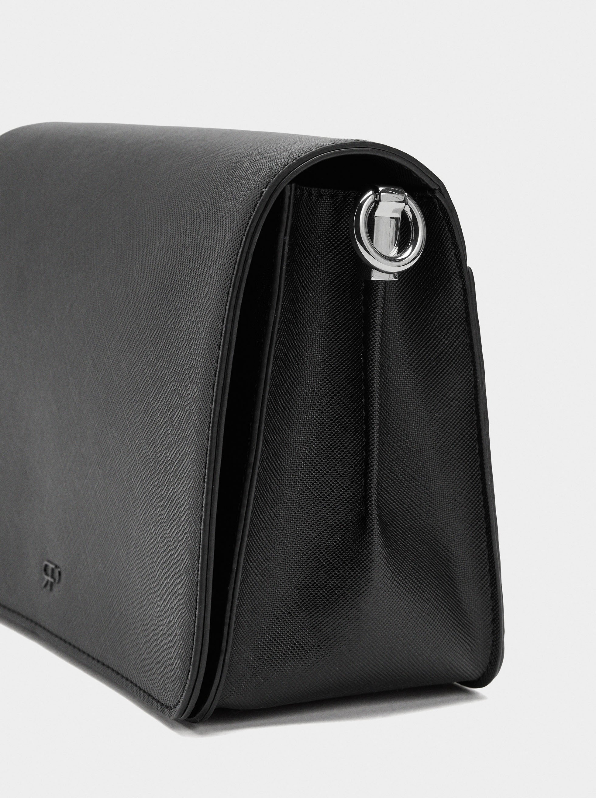 Bolso Bandolera Con Textura Y Cierre De Solapa