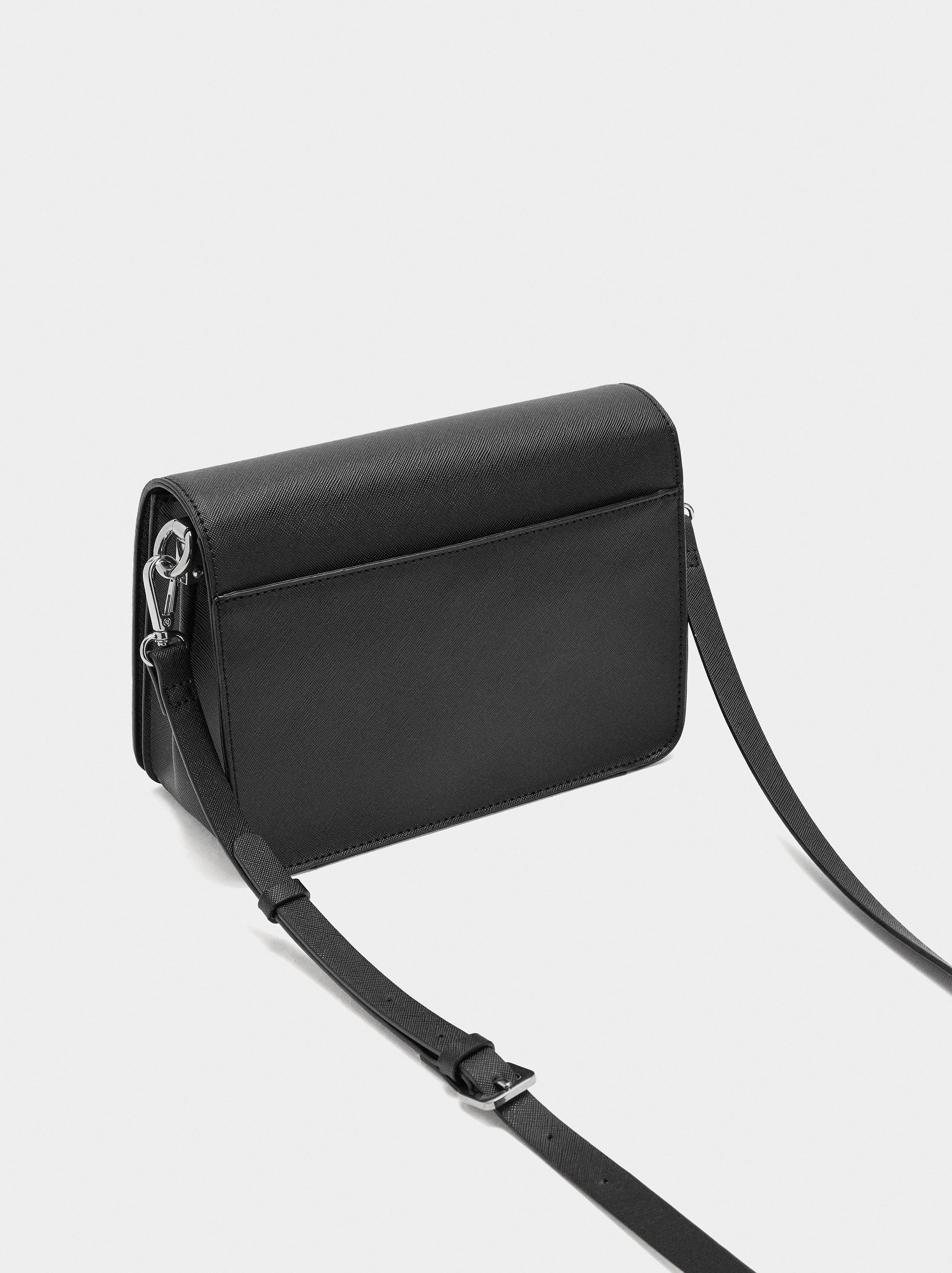 Bolso Bandolera Con Textura Y Cierre De Solapa