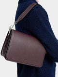 Bolso Bandolera Con Textura Y Cierre De Solapa