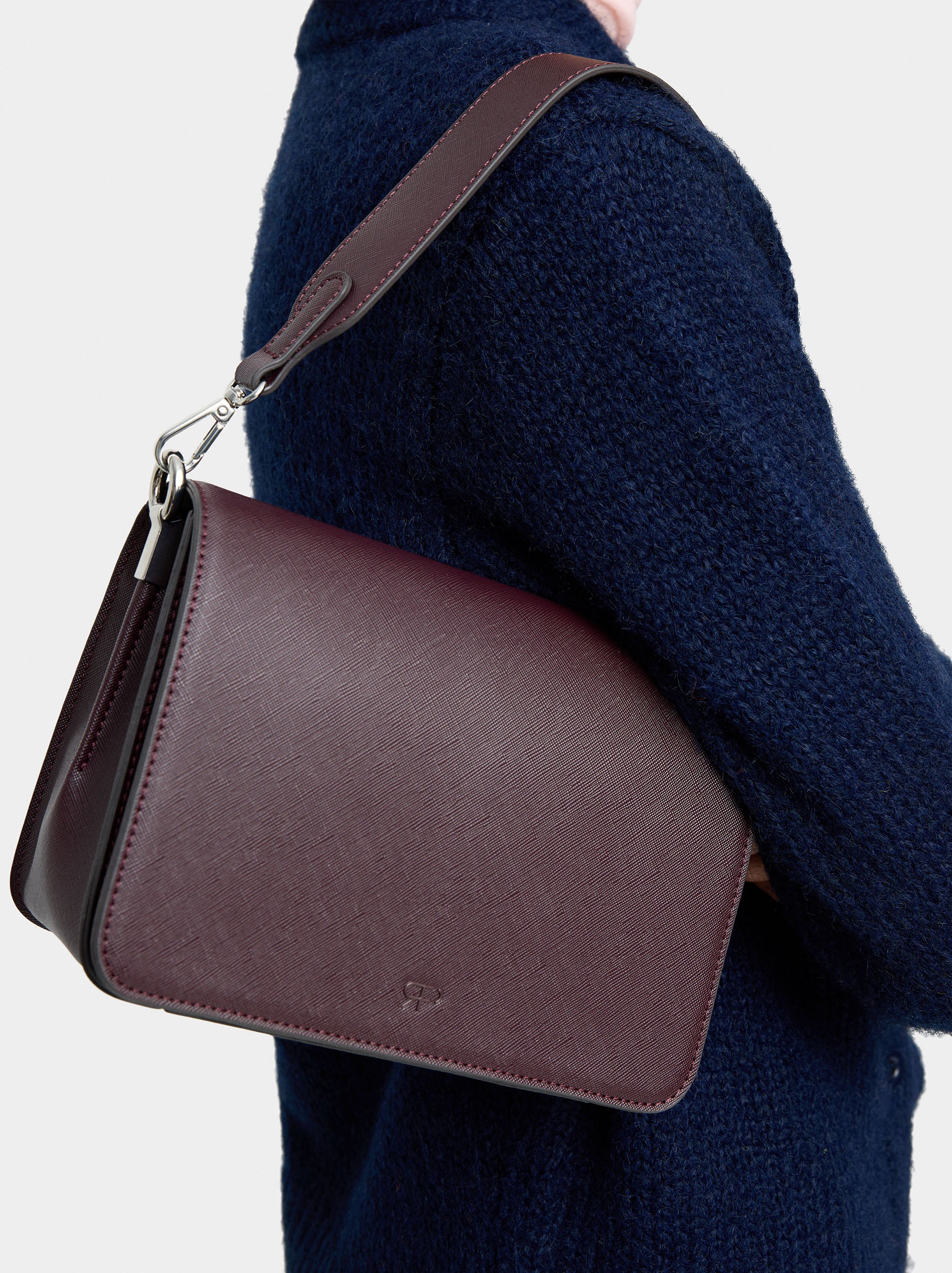 Bolso Bandolera Con Textura Y Cierre De Solapa